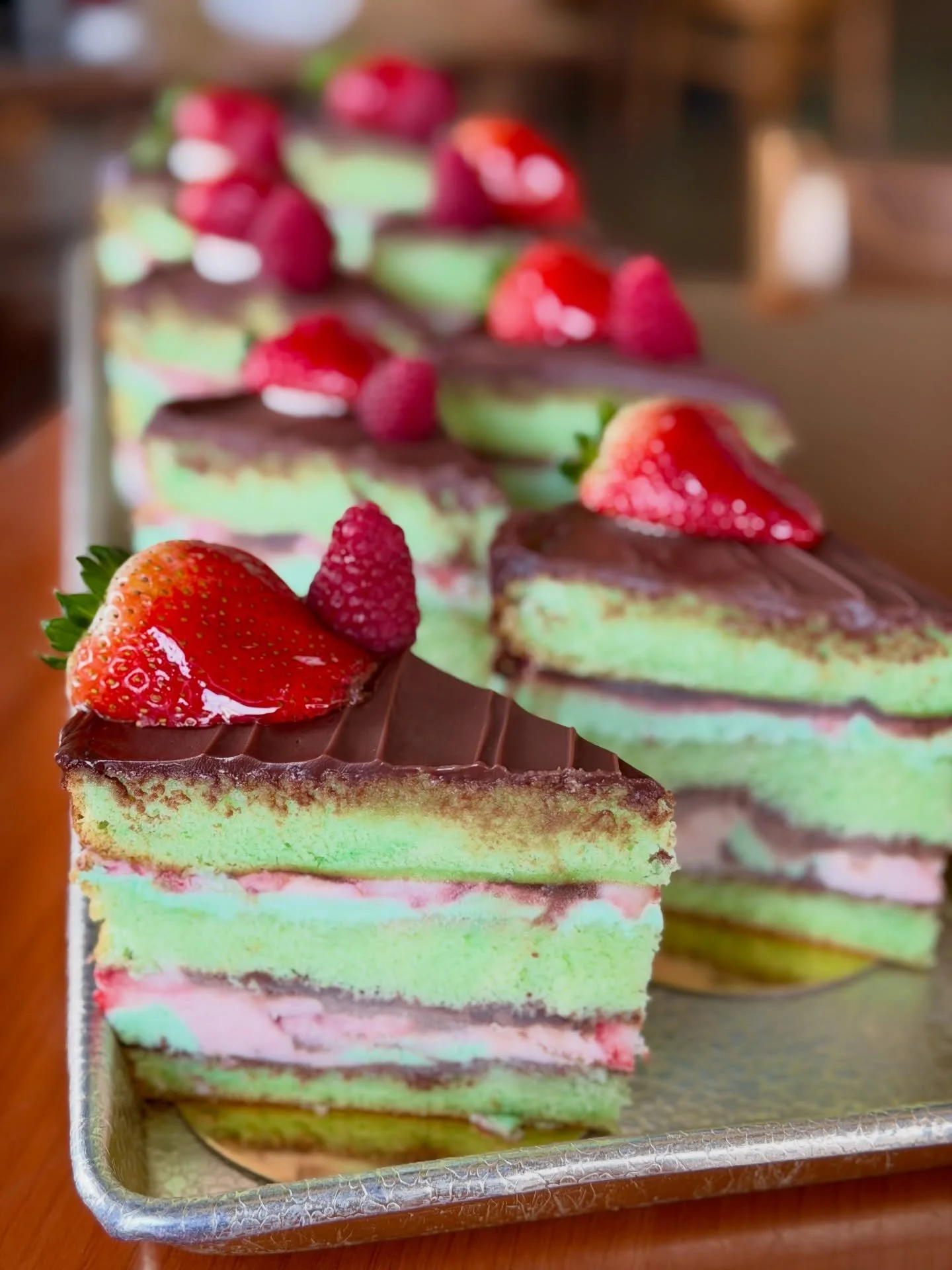 💚 Pistachio lovers!!! This one&rsquo;s for you 🍓 

Rich pistachio cake layered with fresh strawberries and chocolate.  Simple, decadent, and absolutely delightful ✨😋 

⏰ Hours today: 
7:30am - 2:30pm 

This one will go fast 💨 😊 

#petitemadeline