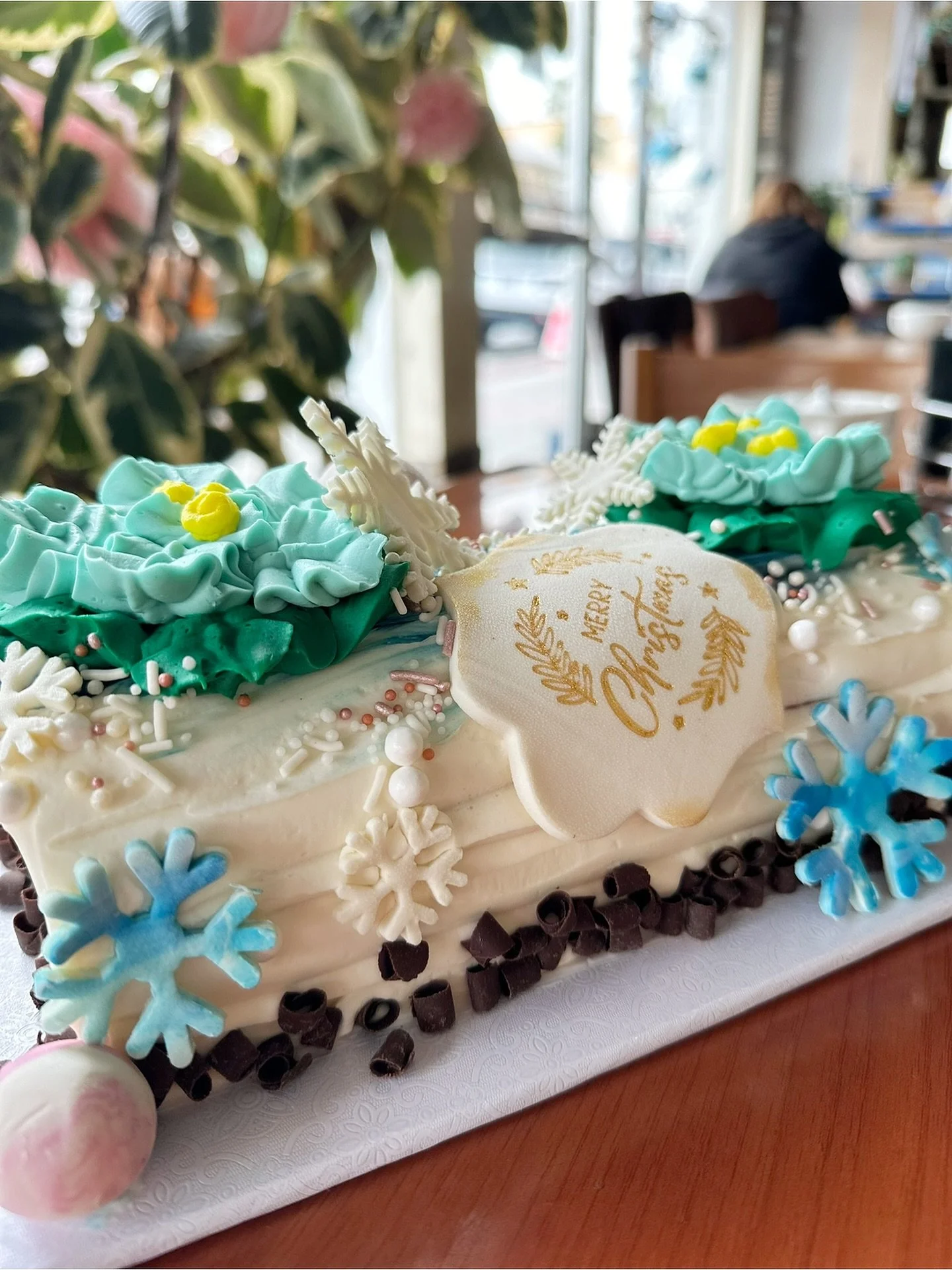 ❄️ Take our word for it&hellip; 
Your holiday table will thank you ✨ 

🎄Christmas Yule Log 🪵 
Chocolate sponge cake soaked in Framboise syrup, white chocolate mousse, raspberry swirl, Swiss meringue buttercream frosting, white chocolate decor 
Serv