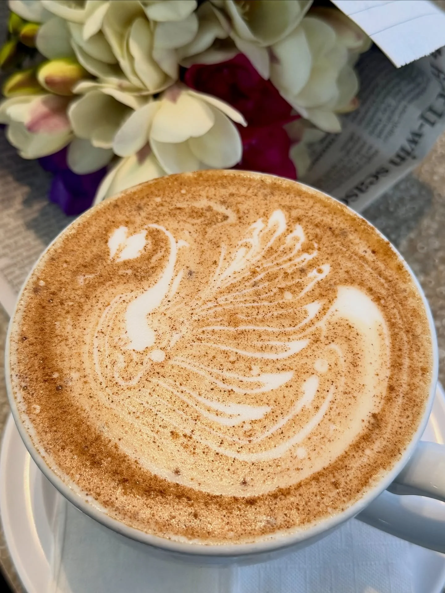 Thursdays at Petite 🦢💐 

Fresh blooms from Farmer&rsquo;s Market 🌷 @mainstreetoceanside hand picked by our wonderful guests paired with a delicious crafted latte from our Maki @maki.schwalbe ☕️🤍 Her swan pours are nothing short of stunning 🤩 

T