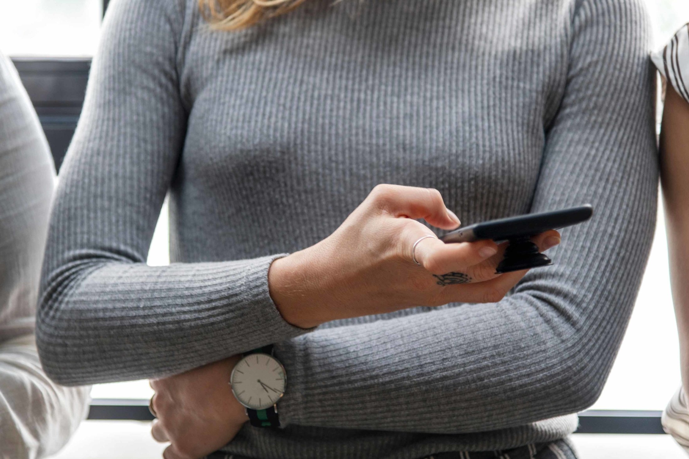 cellphone-chatting-close-up-1449084.jpg
