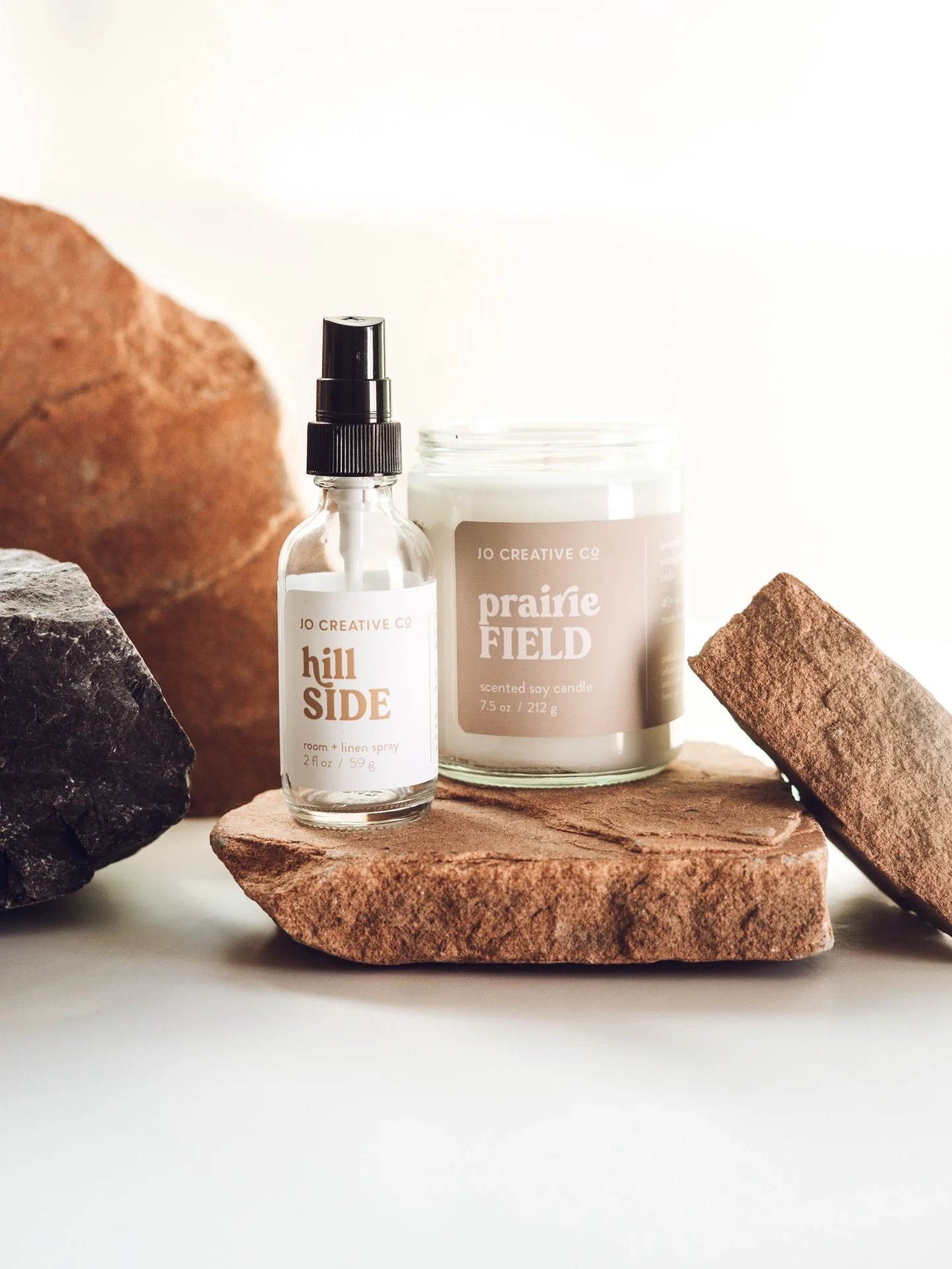 Prairie Field takes you wandering through the wild grasslands in the mountains. Fresh top notes of lavender and eucalyptus open into a heart of pine, grounded by a rich, woodsy base of cedar. This scent is both soothing and grounding, capturing the c