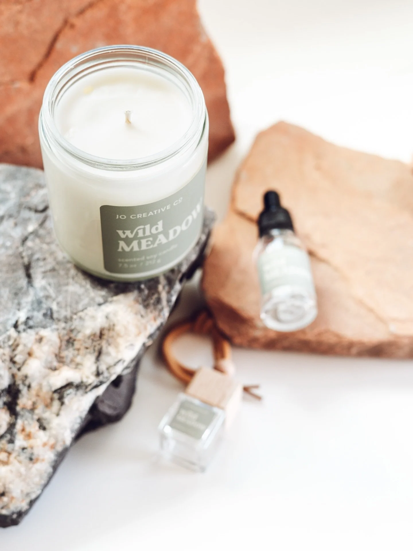 Wild Meadow lets you step into a serene, shaded, foggy forest. Moss covers the decaying logs, delicate wildflowers, and old tree trunks. This candle is infused with sweet lavender layered with damp, earthy oakmoss, soft amber, and wood to simulate a 