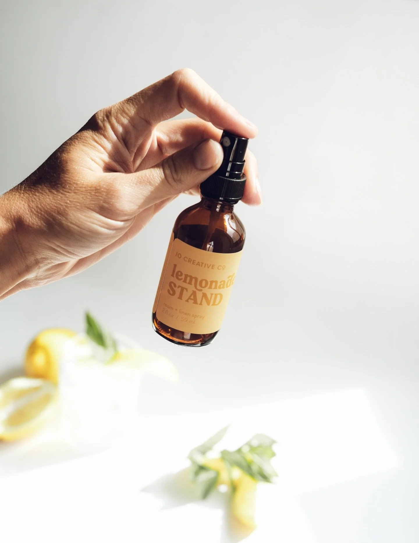 Lemonade STAND 🍋🌿

Sweet, tart, and a little nostalgic &mdash; lemonade stand captures the carefree days of summer in a jar. Zesty lemon and mint leaf open the scent, softened by honey, cake and tonka bean for a creamy, lightly sweet base, making t