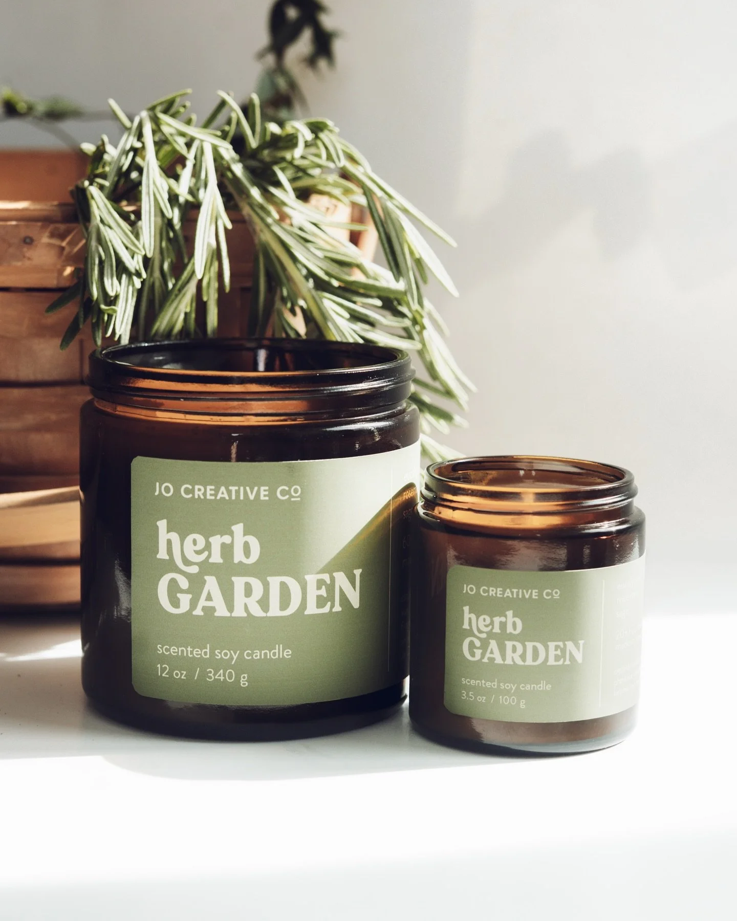 Herb GARDEN 🪴🫜

Step into the quiet beauty of your own thriving garden. Inspired by the gathering of fresh herbs, this vibrant scent evokes the clippings of mint, rosemary and sage, with grounding woody undertones.

If you&rsquo;ve been around here