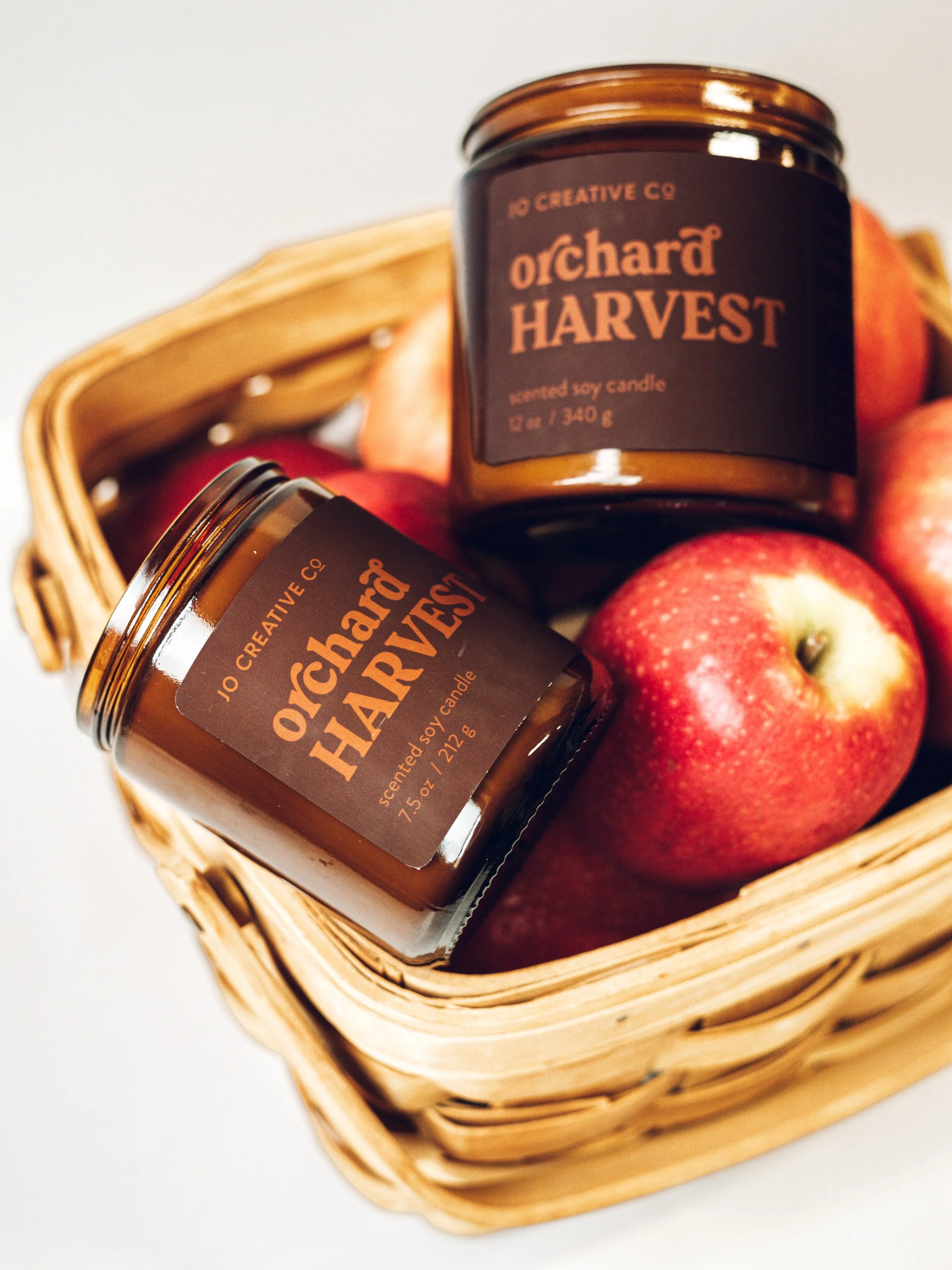 A cozy autumn harvest // ORCHARD HARVEST

From apple picking to milling and pressing the apples into fresh spiced apple cider. Orchard Harvest is a crisp, yet comforting candle that blends juicy honeycrisp apple with a touch of warm autumn spices, ro
