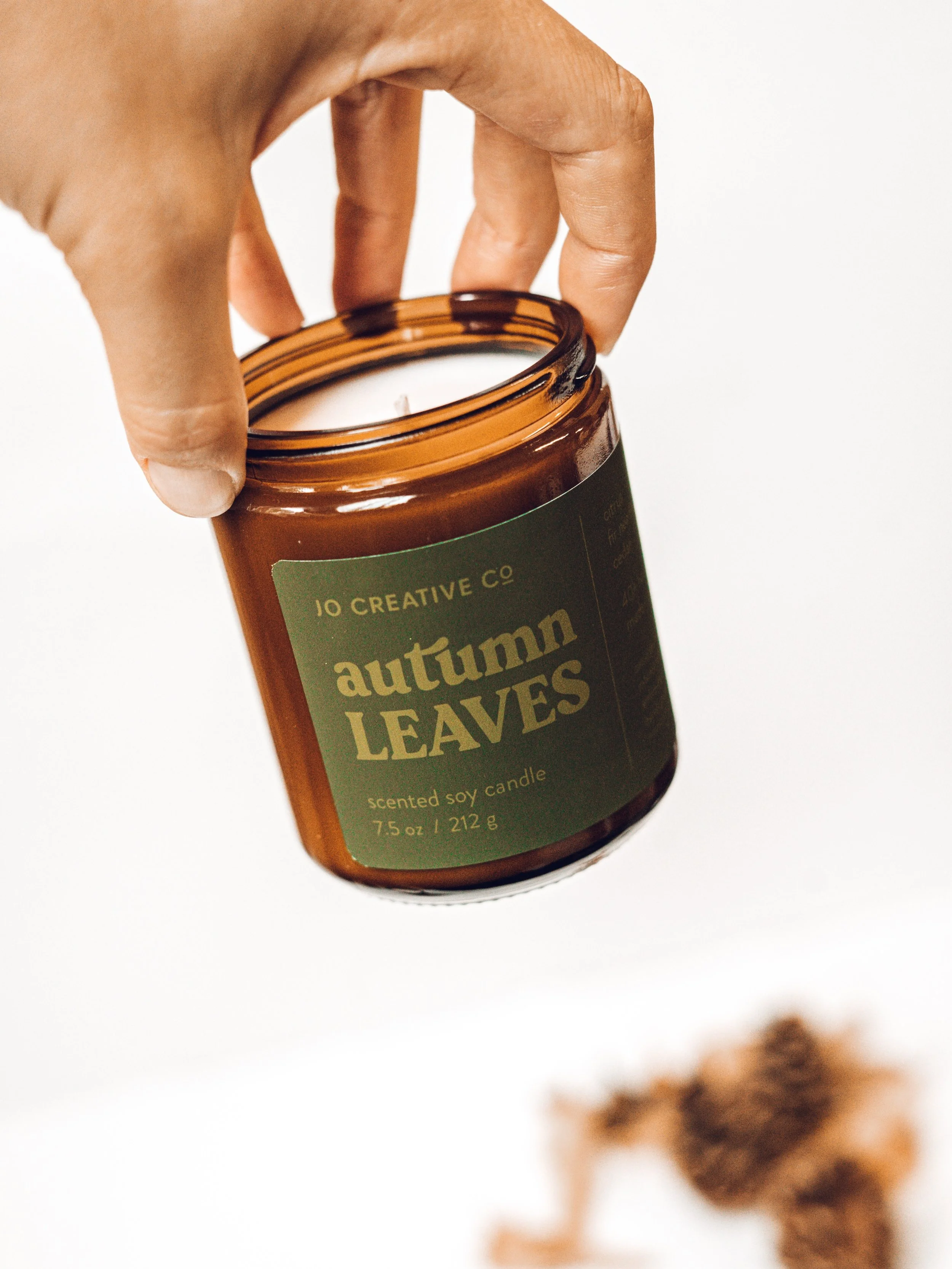 AUTUMN LEAVES // The scent of a crisp fall day. Grab a jacket, and go on a delightful walk through the cool autumn woods, blanketed with a mosaic of colorful leaves. As you wrap yourself in the autumn air, take in the vibrant notes of apple, berries 