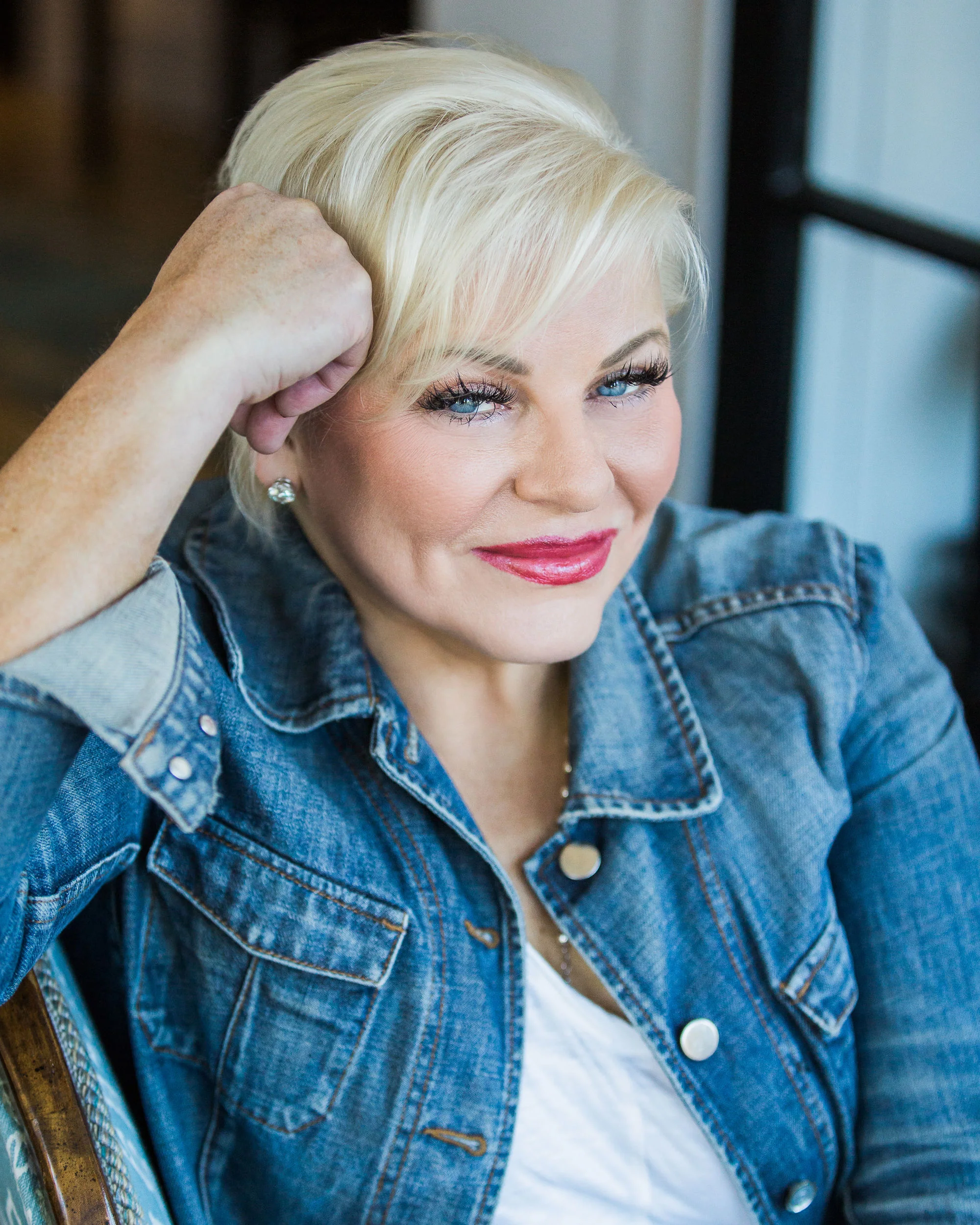 Project Lolo Founder and President, Leslie Pitt Schneider, seated in her home in Minneapolis, Minnesota. Image credit: Suzanne Navarro Photography