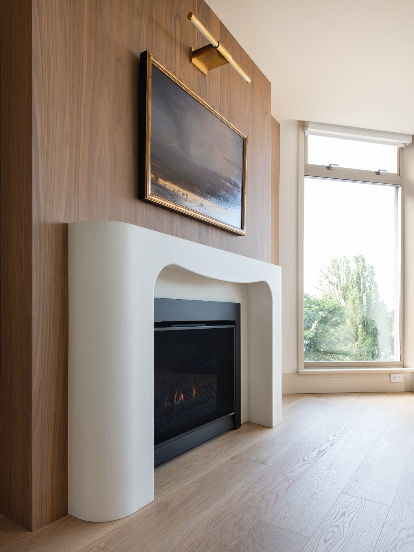 This fireplace surround captures the art of quiet elegance. Every curve and contour is shaped to complement the architecture around it.

Precast by hand and detailed in our signature smooth concrete finish 👌

📸: @mysh.photography 
Interior design: 