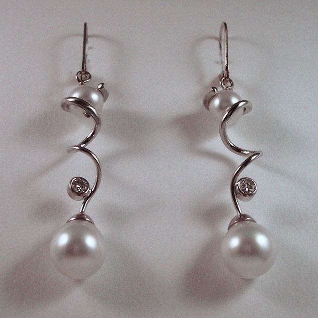 White gold pearl and diamond earrings #earrings #earringsoftheday #handcraftedgold #pearlearrings