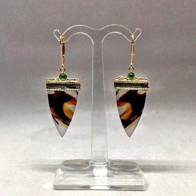 Montana picture agate with tourmaline cab accent in gold
#montanaagate #pictureagate #goldearrings #handmadejewelry #tourmaline