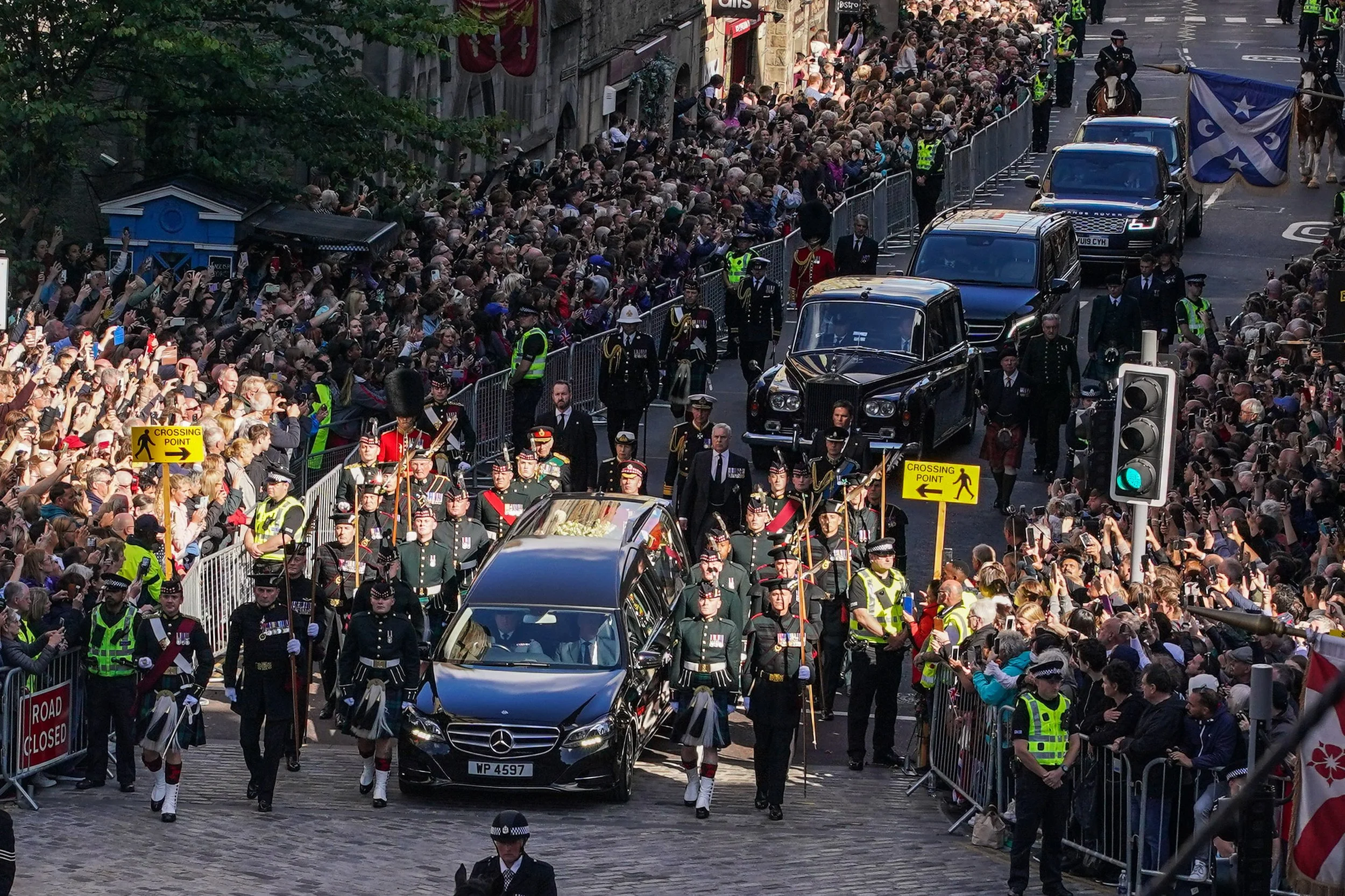 PS_QUEEN_CORTEGE_2.jpg