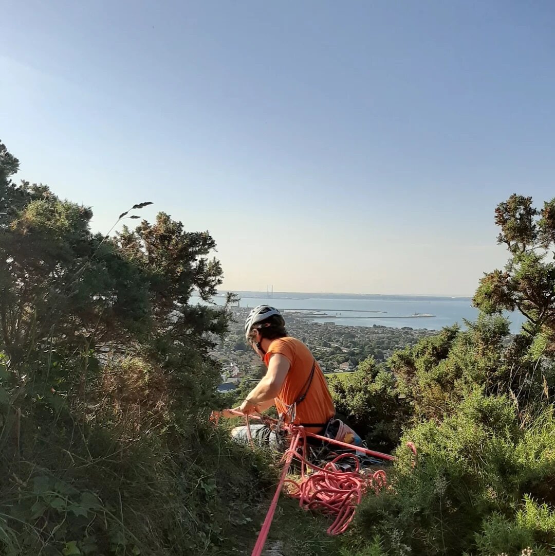 Grand old way to enjoy that sunny weekend in Ireland☀️🥵
. .
Dalkey quarry, Killiney hill, the old granite quarries were used to build the piers down in Dun Laorghaire below. 
. .
We did two multipitchs on the upper cliffs and I worked on perfecting 