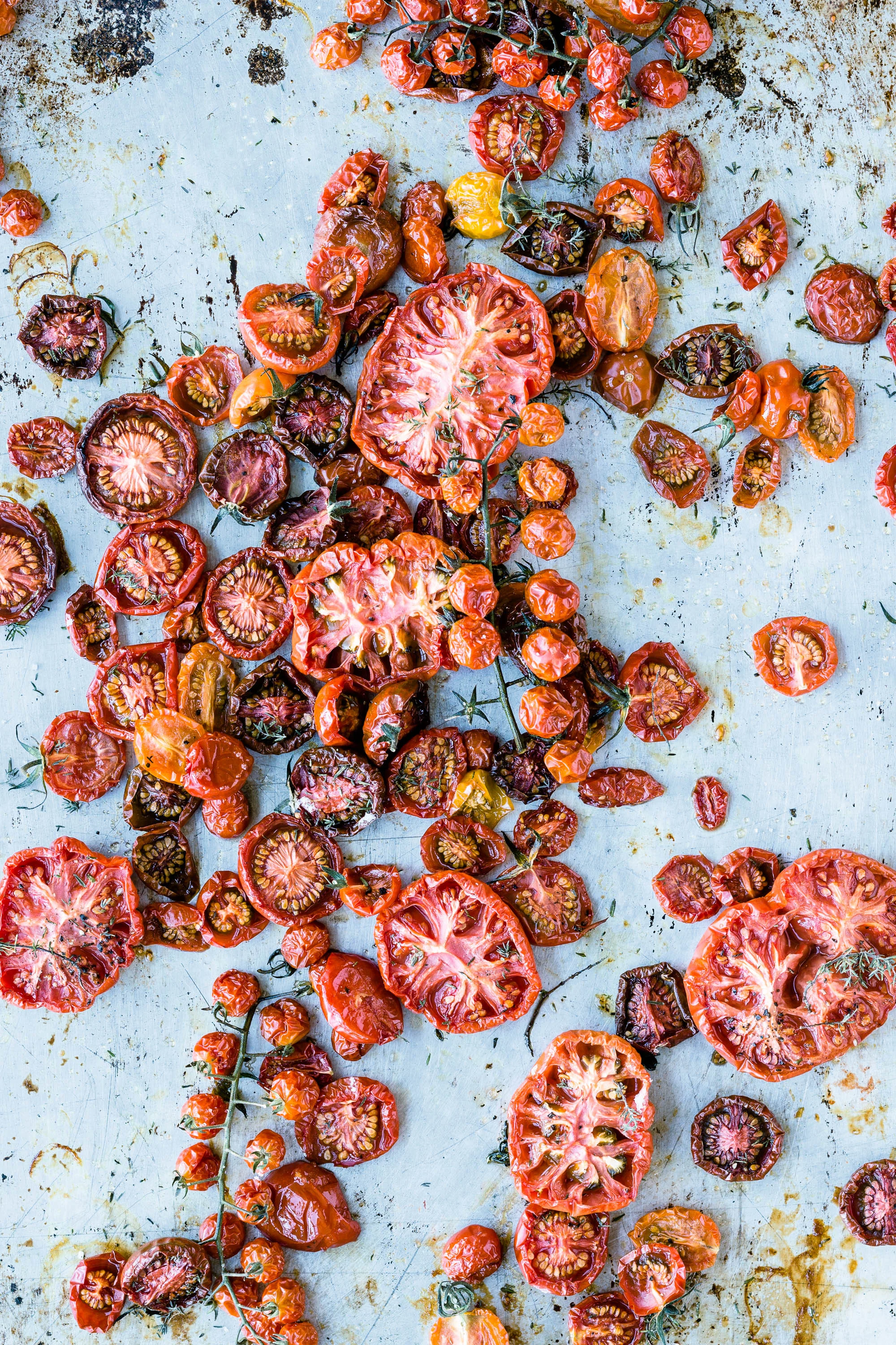 Ofengetrocknete Tomaten auf dem Blech