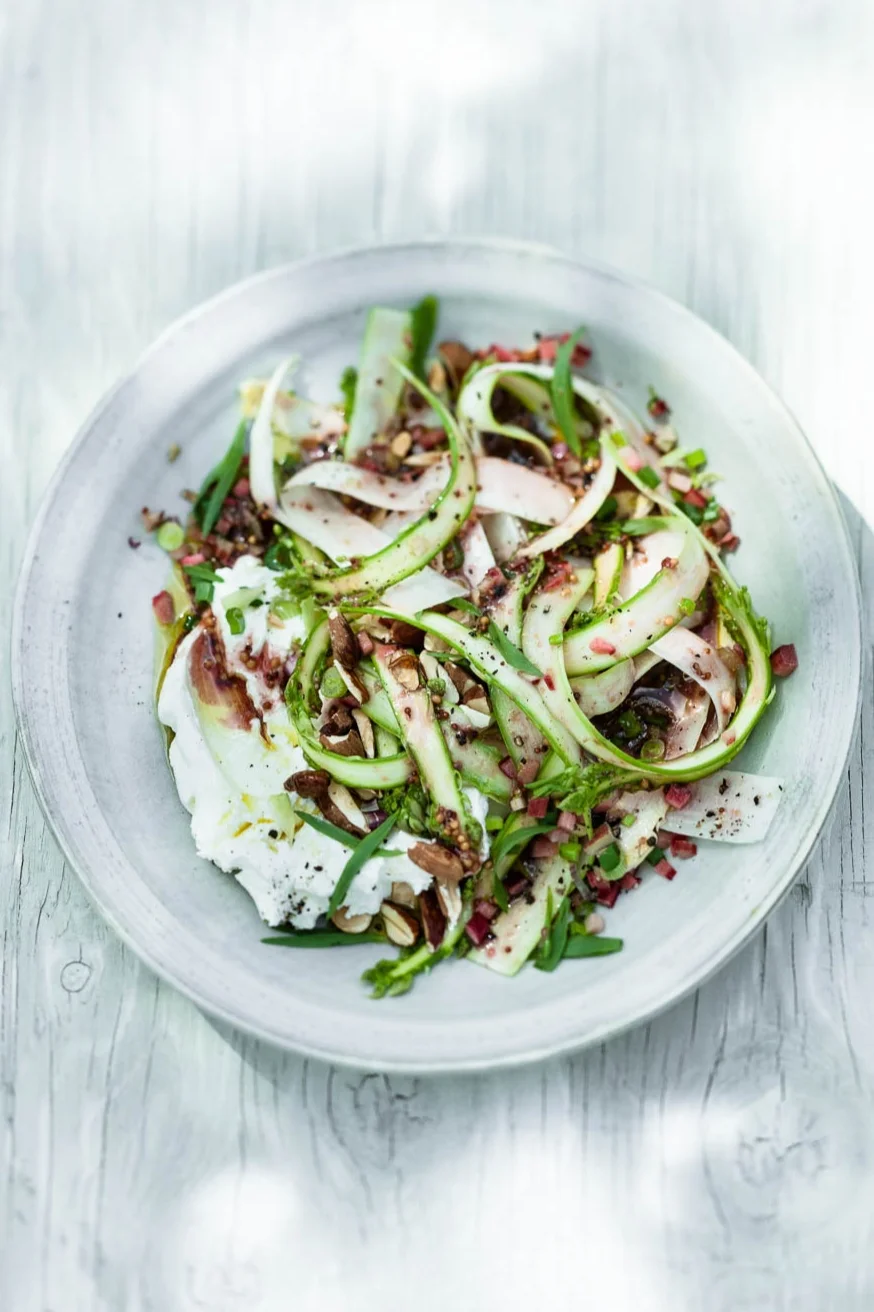 Spargelsalat mit Rhabarbervinaigrette und Labneh