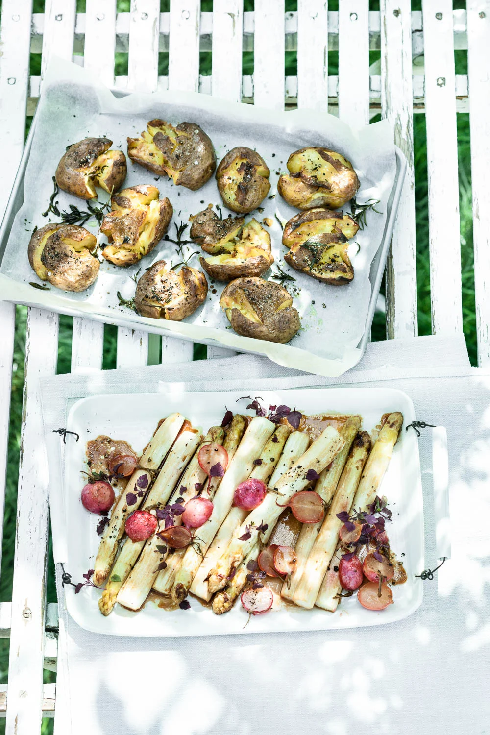 Spargel und Radieschen vom Blech mit Quetschkartoffeln