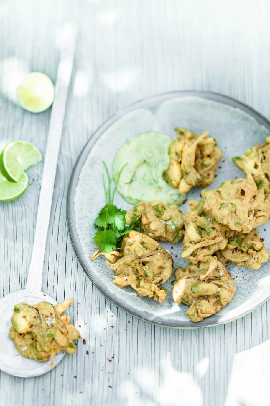 Grüne Spargel-Pakora mit Koriandermayonnaise