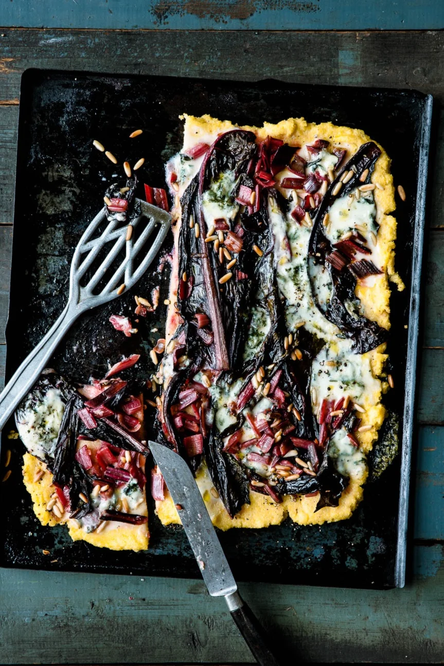 Polentapizza mit Mangold und Gorgonzola - veggielicious | gemüse. fotos. rezepte.
