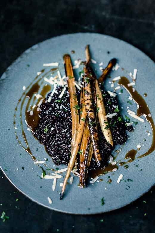 schwarzes-risotto-mit-karamellisierten-schwarzwurzeln-schwarzwurzeln-rezepte-veggielicious-food-fotografie-01-mob-hoch.jpg