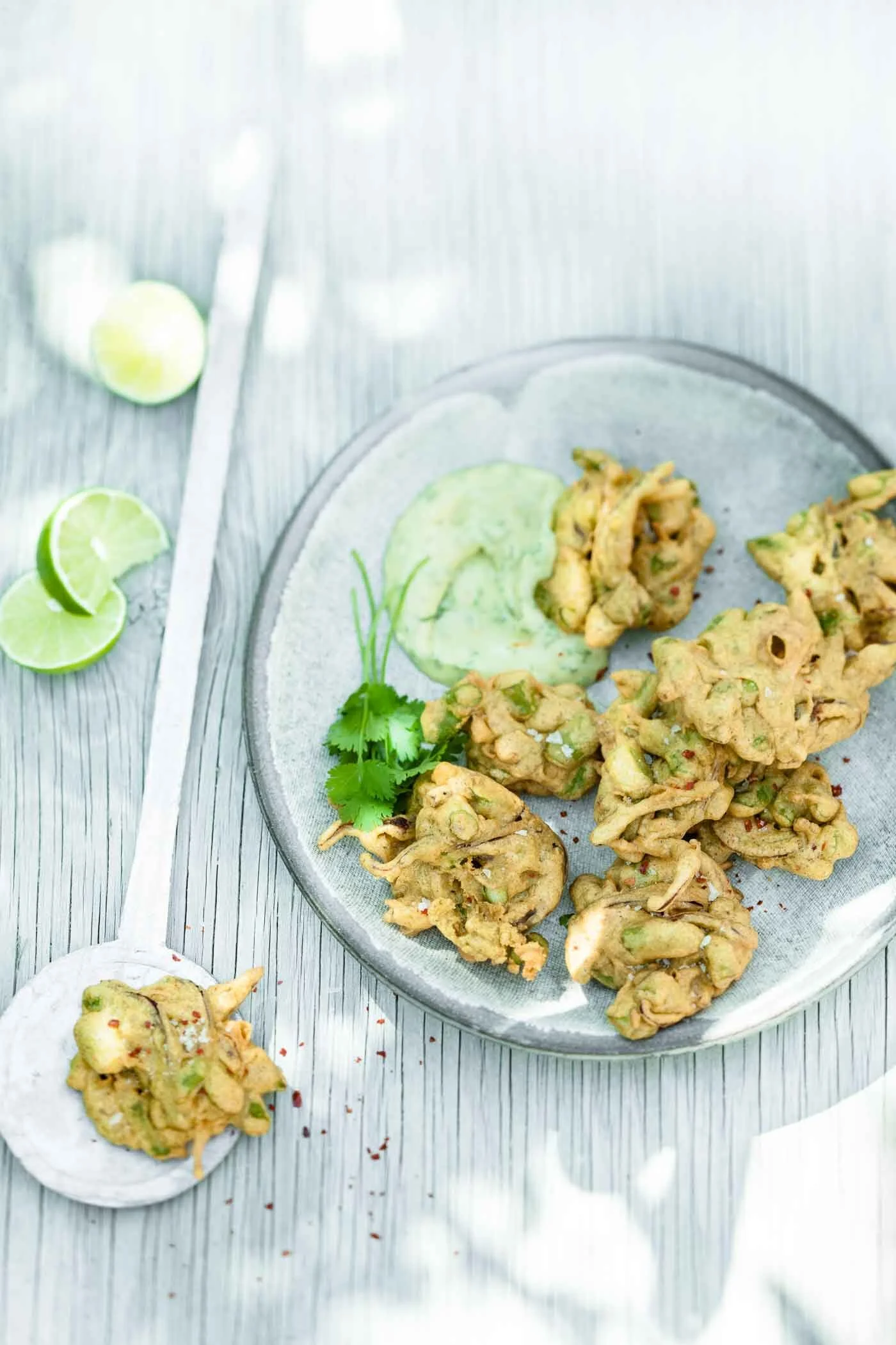 Grüne Spargel-Pakora mit Koriandermayonnaise - veggielicious.de | gemüse. fotos. rezepte.