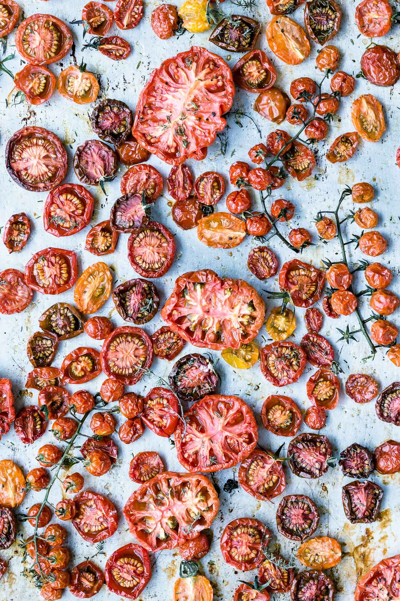 ofengetrocknete-tomaten-auf-backblech-tomaten-rezepte-veggielicious-food-fotografie-01-dt-hoch.jpg