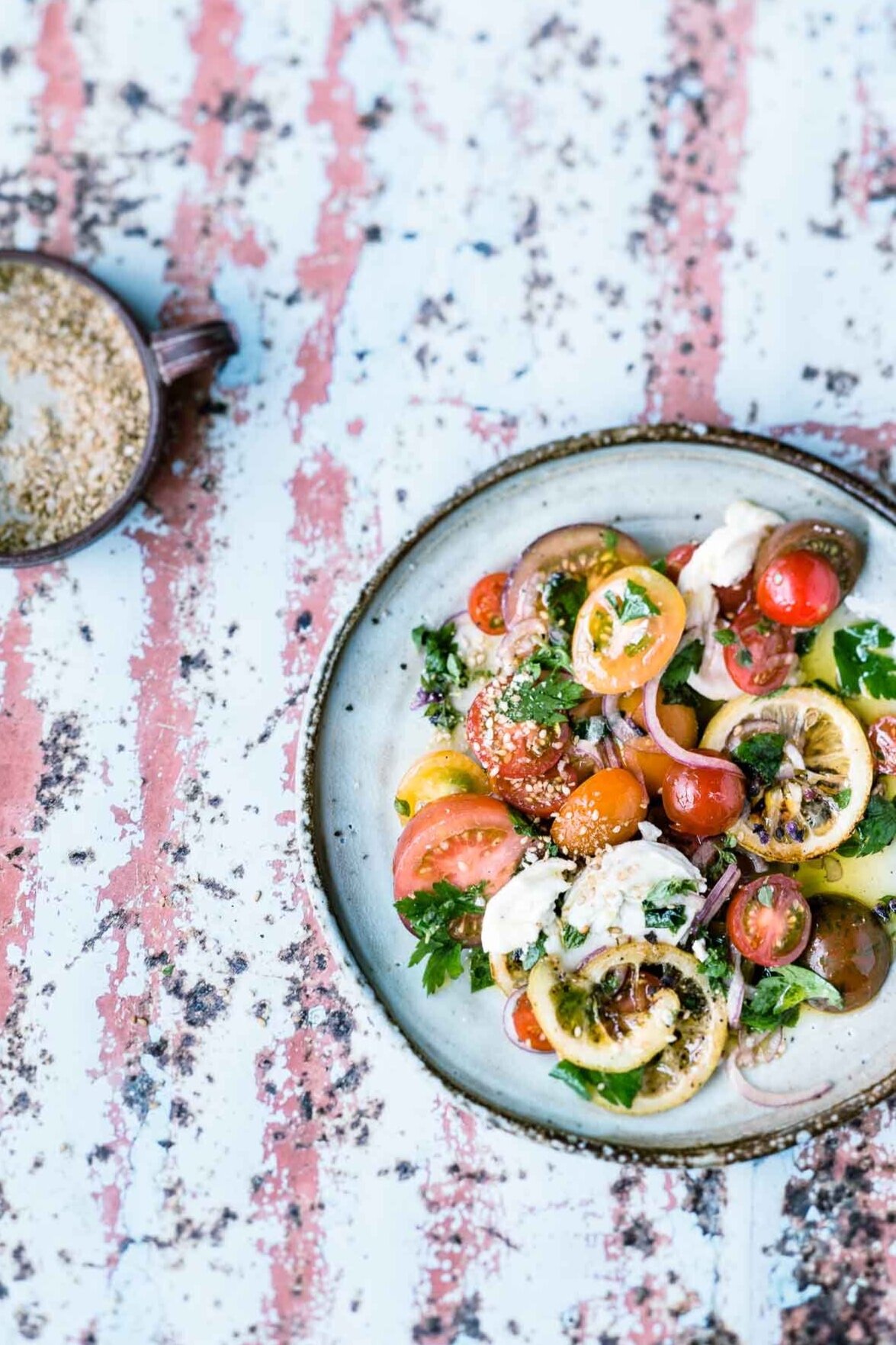 tomaten-salat-zitrone-ziegenkaese-tomaten-rezepte-veggielicious-food-fotografie-01-dt-hoch.jpg