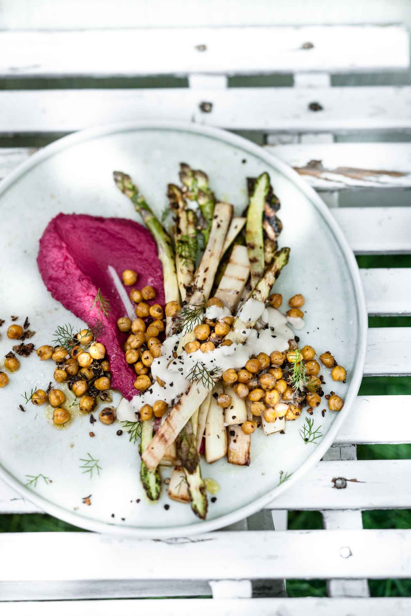 Gegrillter Spargel mit Rote-Bete-Hummus - veggielicious.de