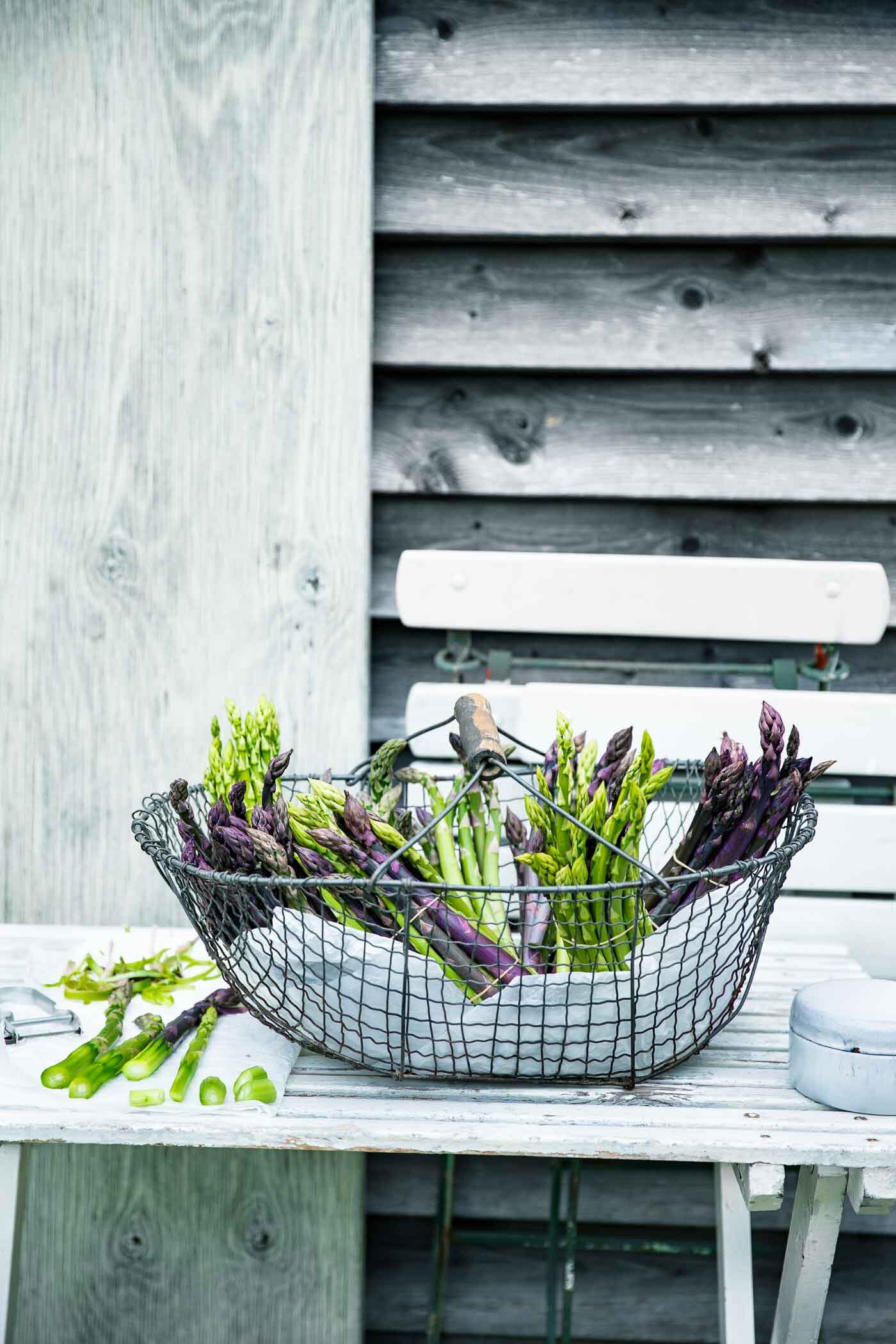 spargel-im-korb-gruener-violetter-spargel-reportage-veggielicious-food-fotografie-57-dt-hoch.jpg