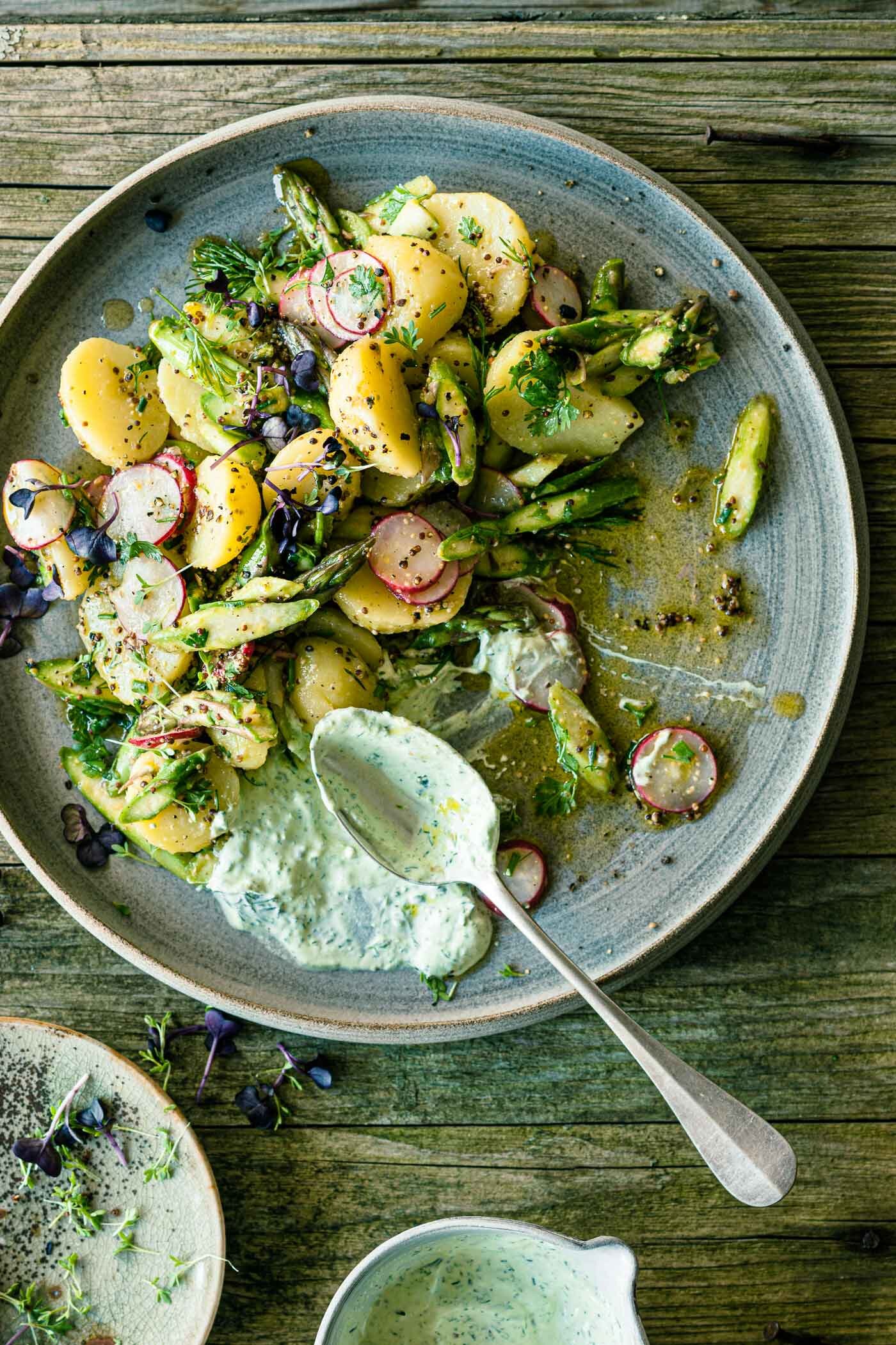 veggielicious.de | Kartoffelsalat mit grünem Spargel und Kräuterdip