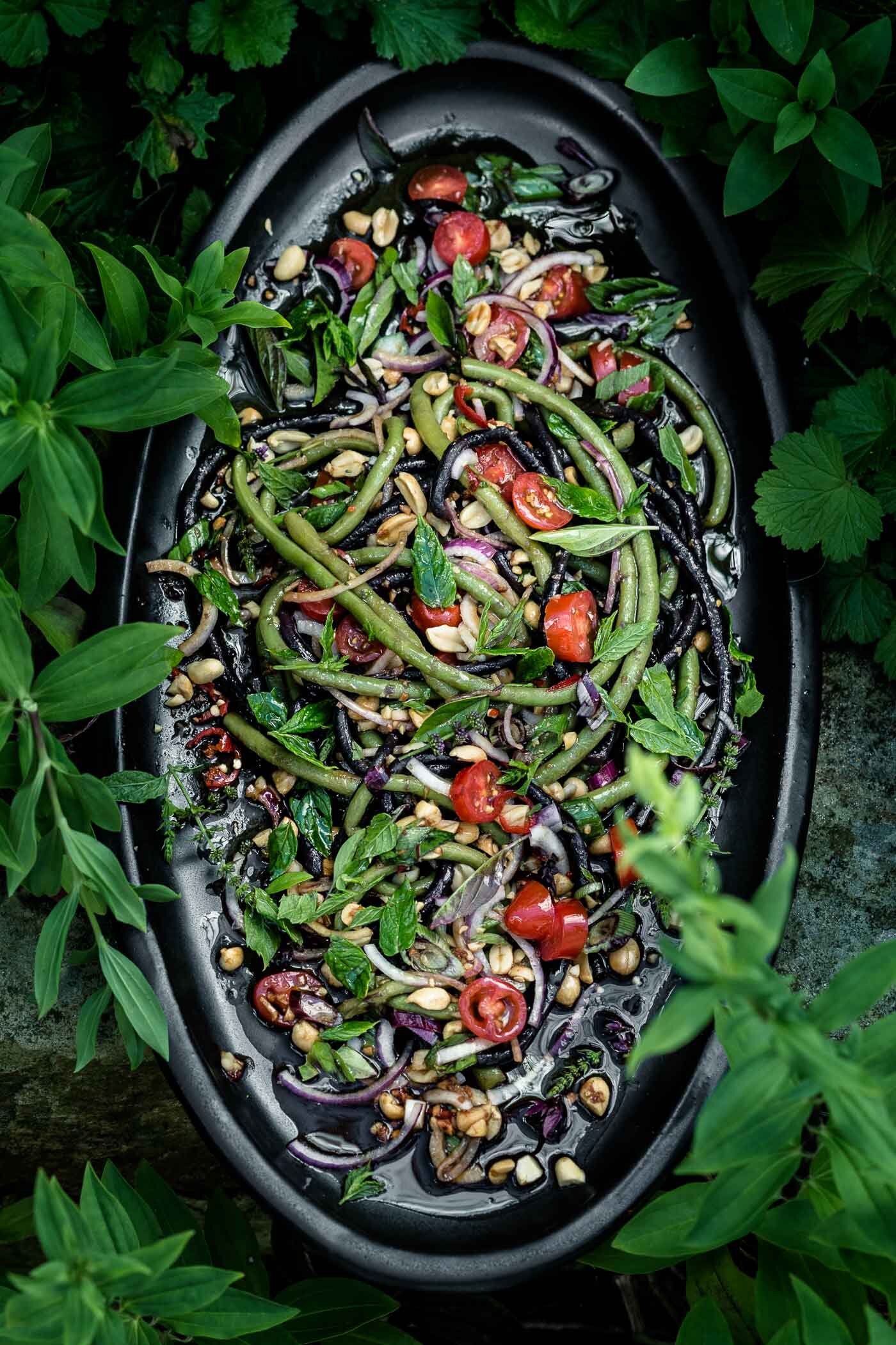 schlangenbohnen-salat-schlangenbohnen-dicke-bohnen-rezept-veggielicious-food-fotografie_002-dt-hoch.jpg