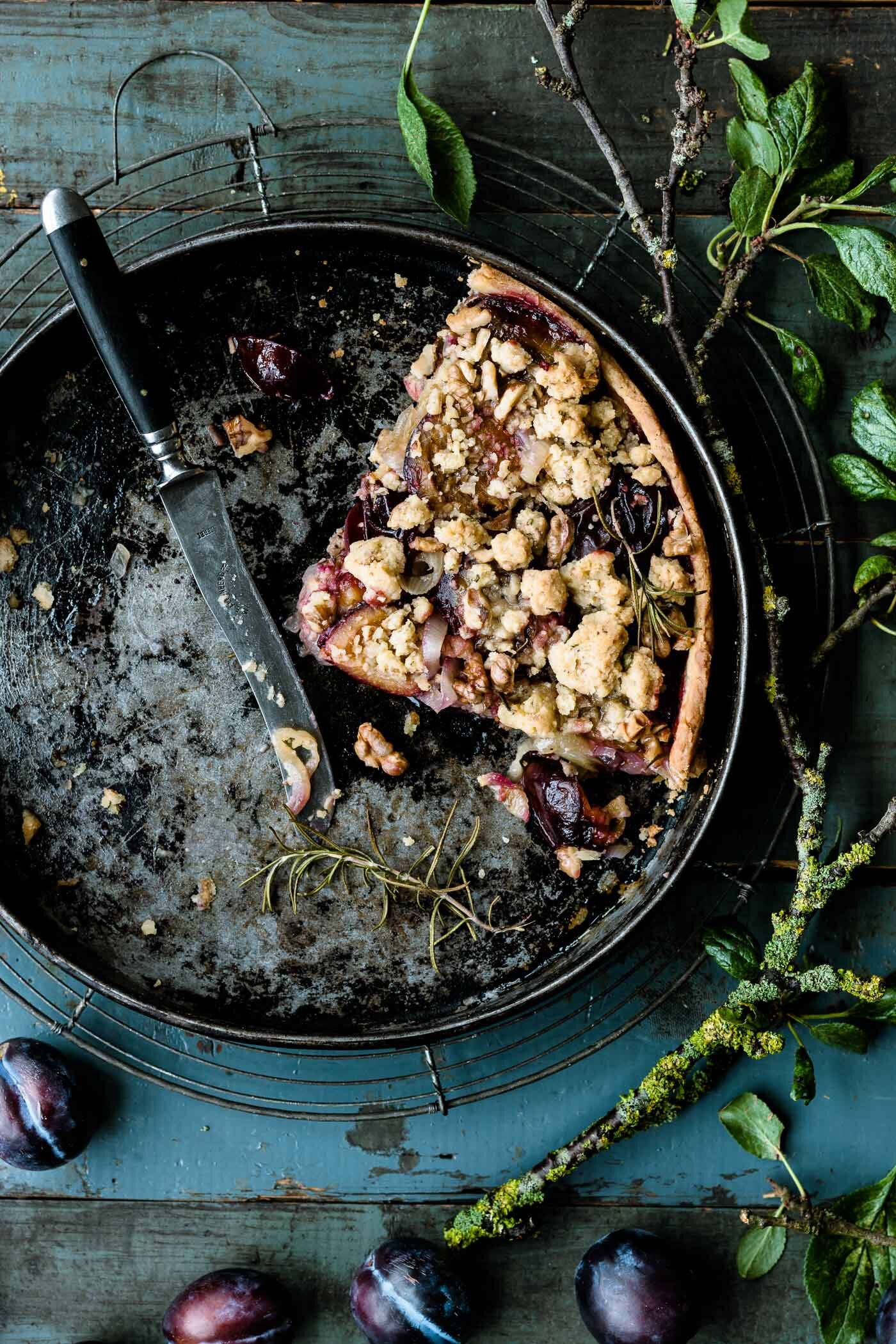 zwetschgentarte-mit-zwiebeln-zwetschgenchallenge-stilleben-veggielicious-food-fotografie-46-dt-hoch.jpg