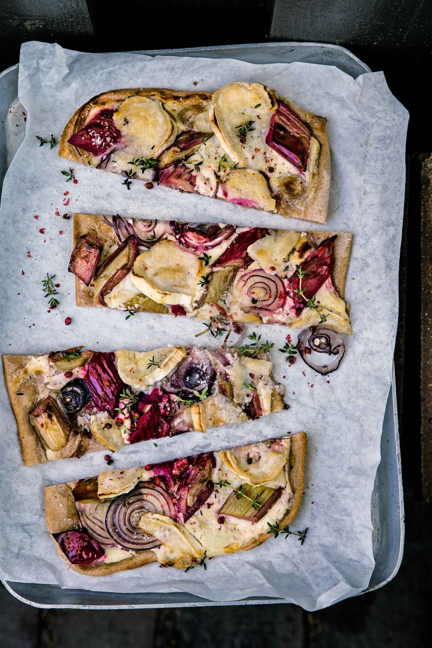 flammkuchen-mit-rhabarber-rhabarber-rezept-veggielicious-food-fotografie-95-dt-hoch-3.jpg