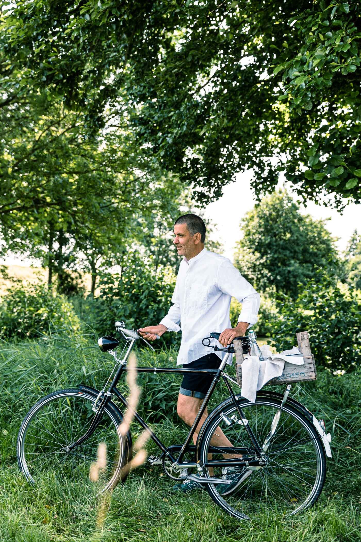 wolfgang-schiebt-fahhrad-fahrradpicknick-mood-veggielicious-food-fotografie_050-dt-hoch.jpg