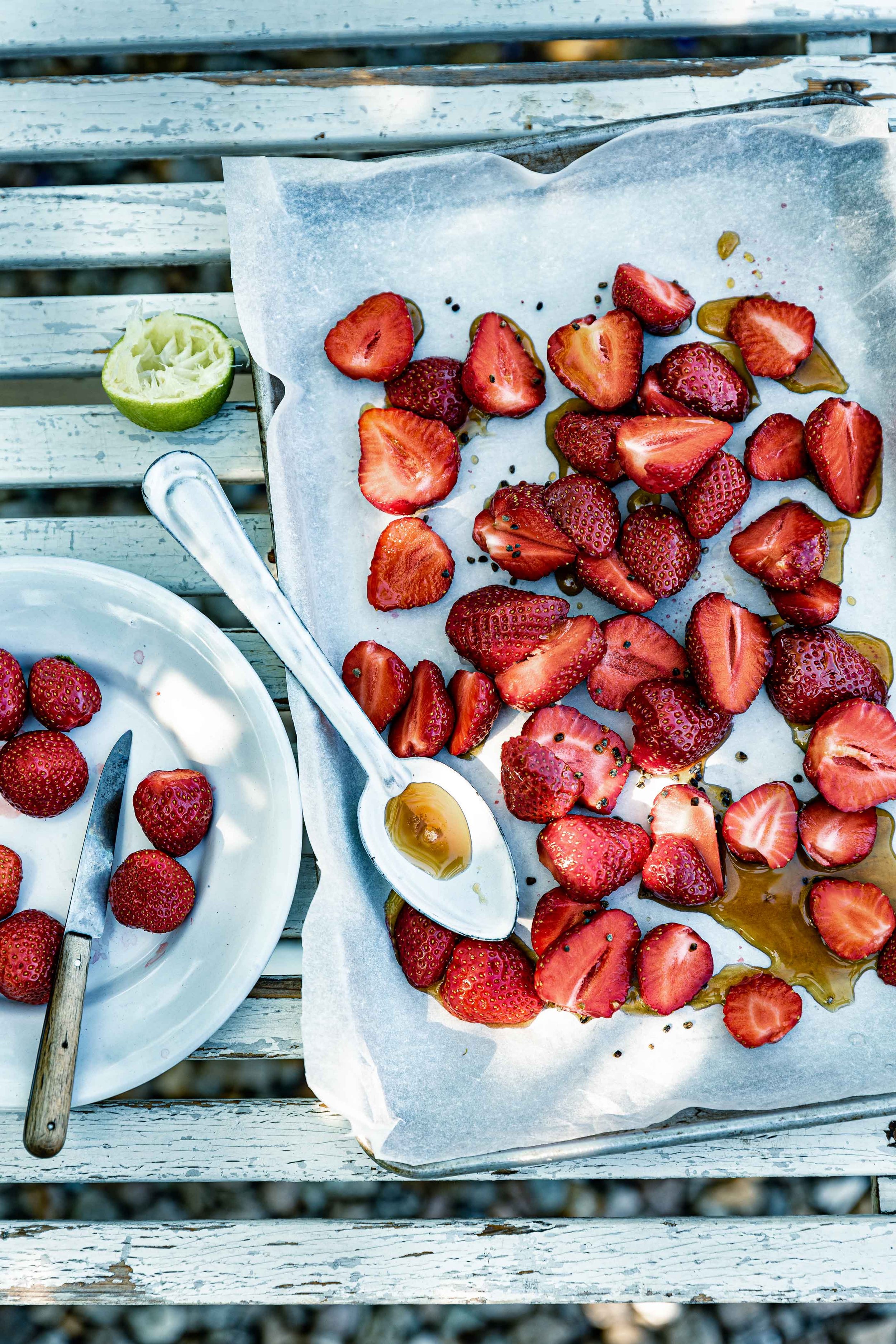 ofengebackene-erdbeeren-zubereitung-erdbeeren-rezept-veggielicious-food-fotografie_003-dt-quer.jpg