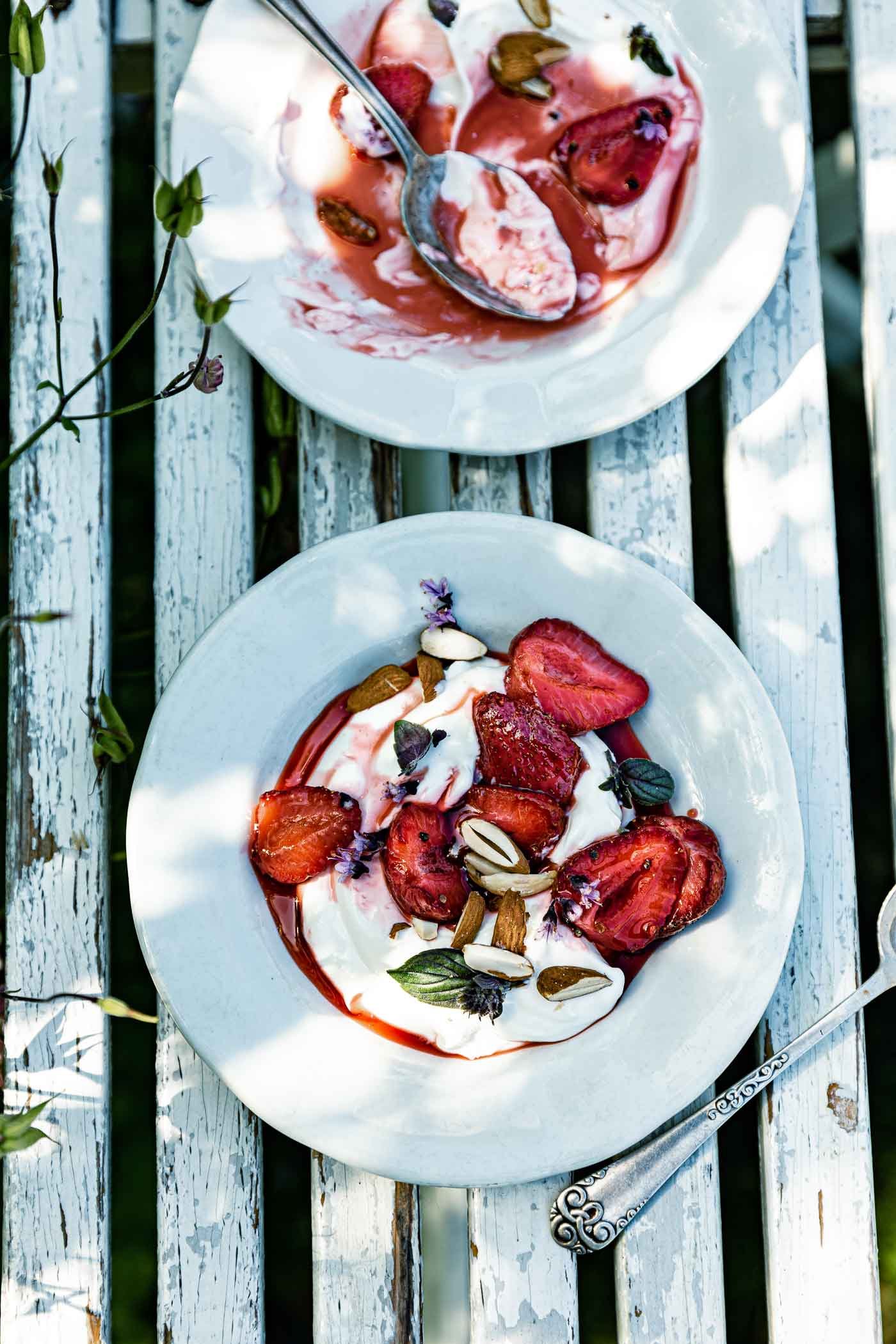 ofengebackene-erdbeeren-joghurt-mandeln-erdbeeren-rezept-veggielicious-food-fotografie_022-dt-hoch.jpg
