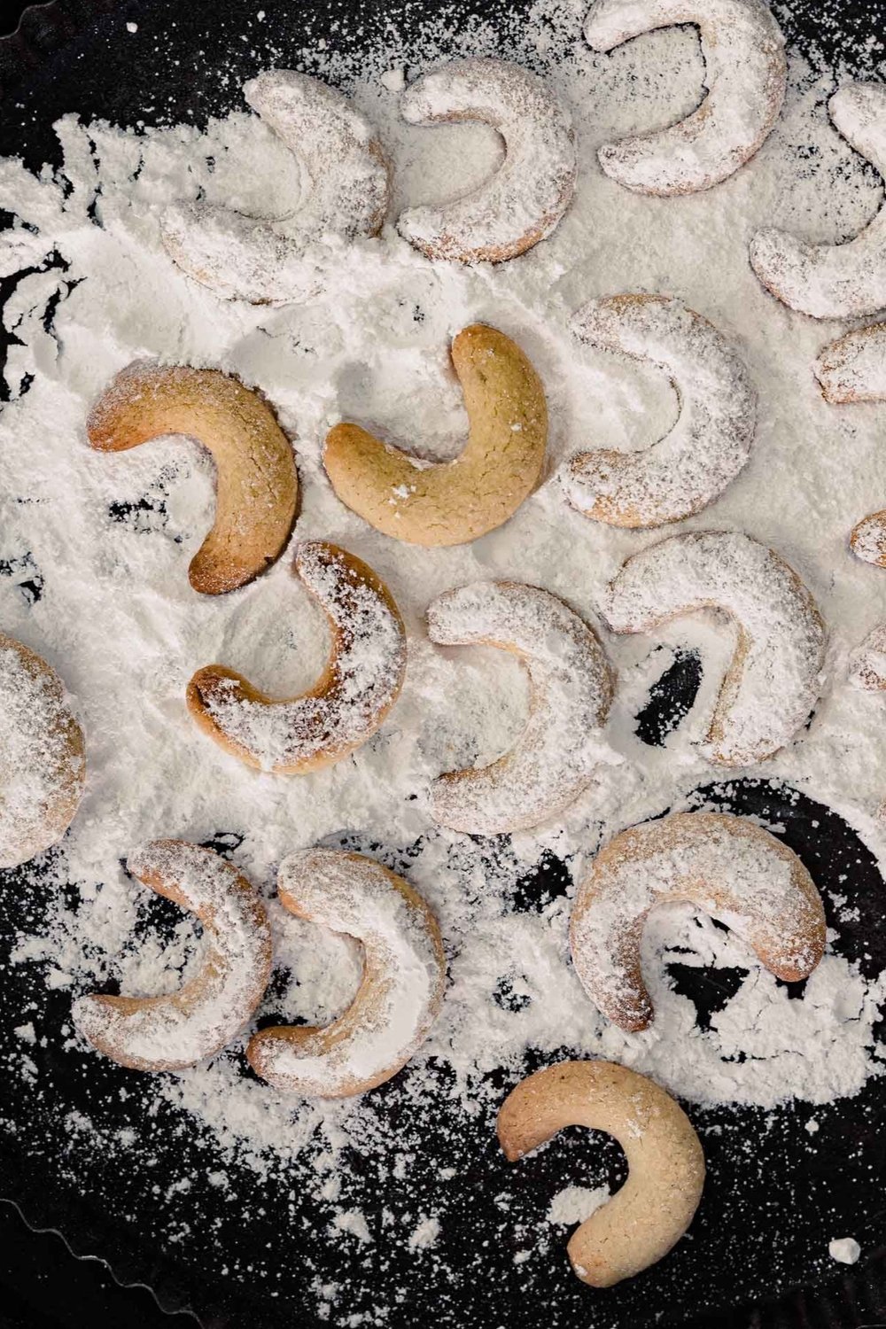 vanille-kipferl-puderzucker-plaetzchen-weihnachten-2023-rezept-veggielicious-food-fotografie_015-dt-hoch.jpg