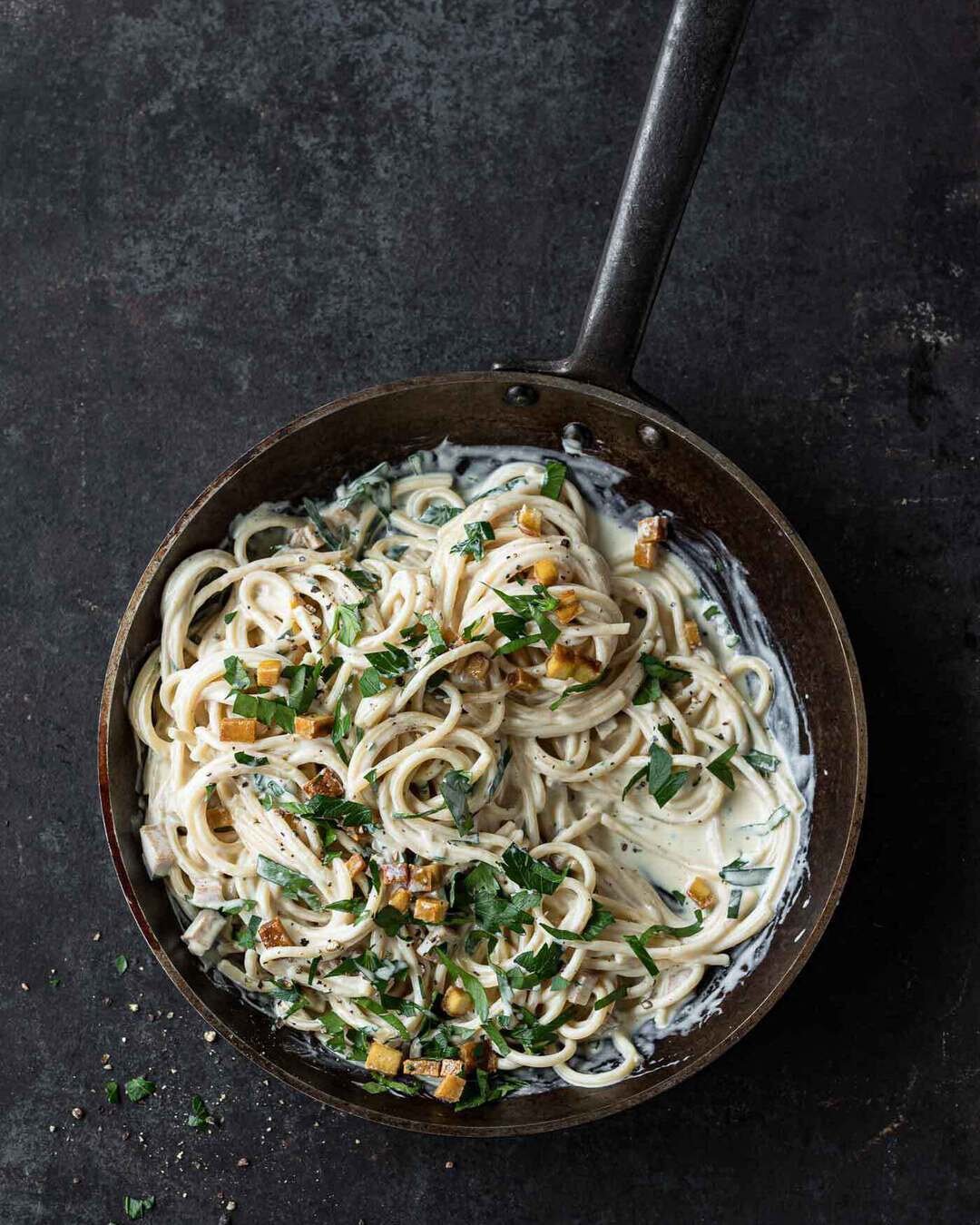 Eine w&uuml;rzige Carbonara ganz ohne Speck und K&auml;se, wo gibt&rsquo;s denn so was? Hier, bittesch&ouml;n! Das Rezept steht in unserem neuen Buch DEFTG VEGAN F&Uuml;R JEDEN TAG oder du schaust auf unserer Seite vorbei &uuml;ber den link in der bi