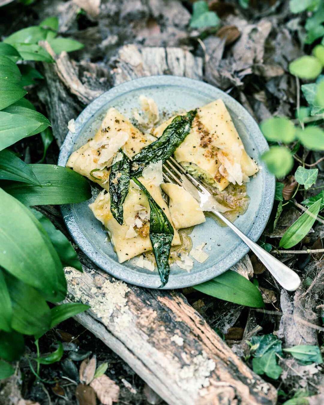 Maultaschen f&uuml;llen wir im Fr&uuml;hling mit B&auml;rlauch, so kann ich (Anne-Katrin) meine beiden Leidenschaften - die eine f&uuml;rs wilde Gr&uuml;n, die andere f&uuml;r meine Heimatk&uuml;che - geschickt kombinieren. Zum Reinlegen gut! Das Rez