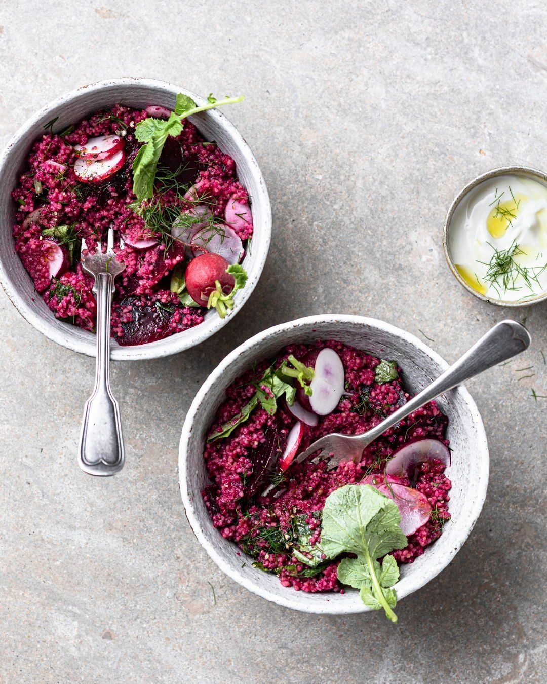 Red, red... nee, keinen wine, rote Bete f&auml;rbt den Couscous f&uuml;r unseren Pink Couscous-Salat mit Radieschen so sch&ouml;n farbenfroh! Gef&auml;llt's dir? Das Rezept ist aus unserem neuen Kochbuch GREENS &amp; GRAINS. Den Salat gibt's heute be