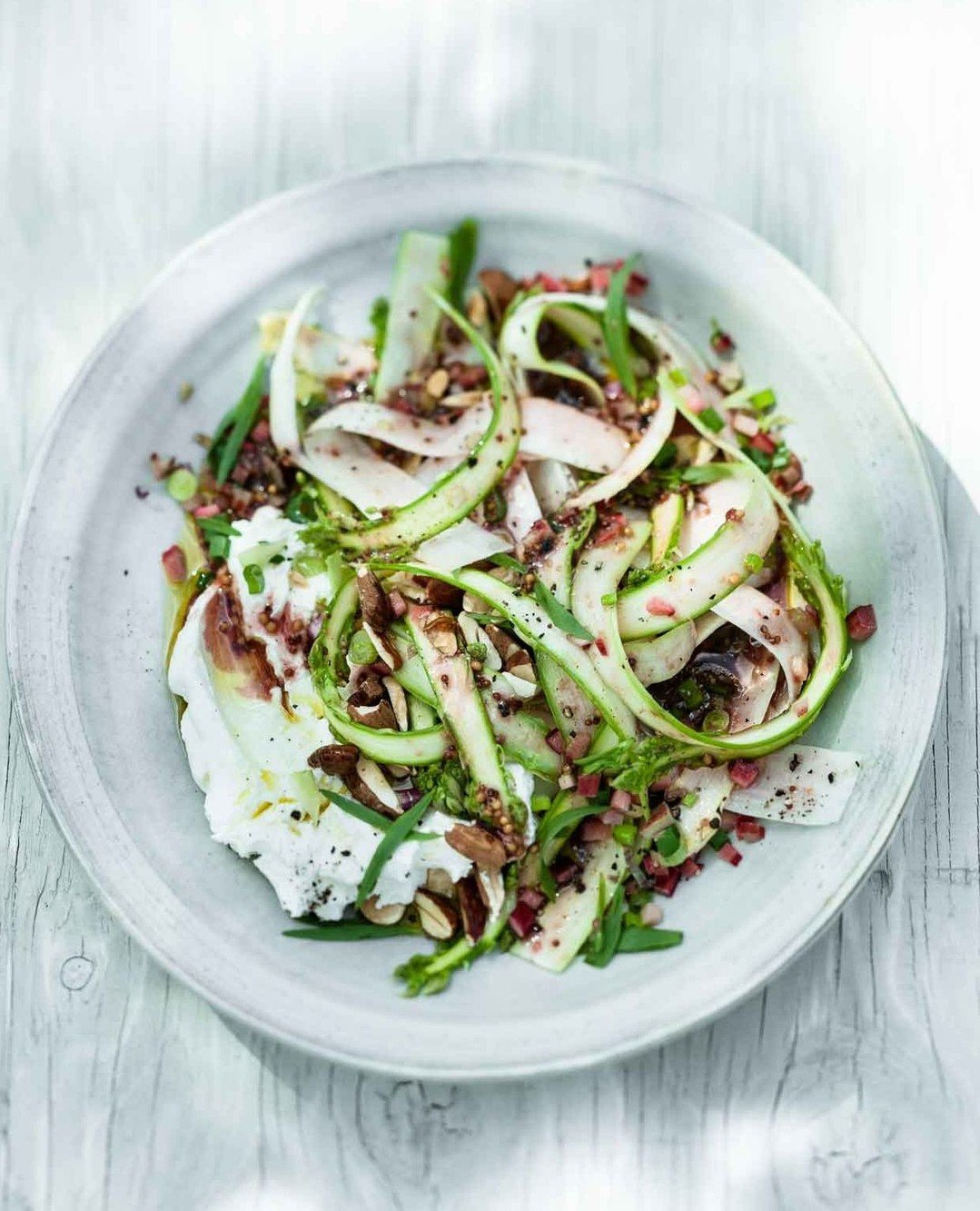 Lab-neh, Lab-was? Labneh ist nichts anderes als ein wahnsinnig cremiger Frischk&auml;se, f&uuml;r den du sahnigen Joghurt ein paar Stunden abtropfen l&auml;sst. Das schmeckt nicht nur zur ultimativen Fr&uuml;hlingskombi Spargel plus Rhabarber (hier a