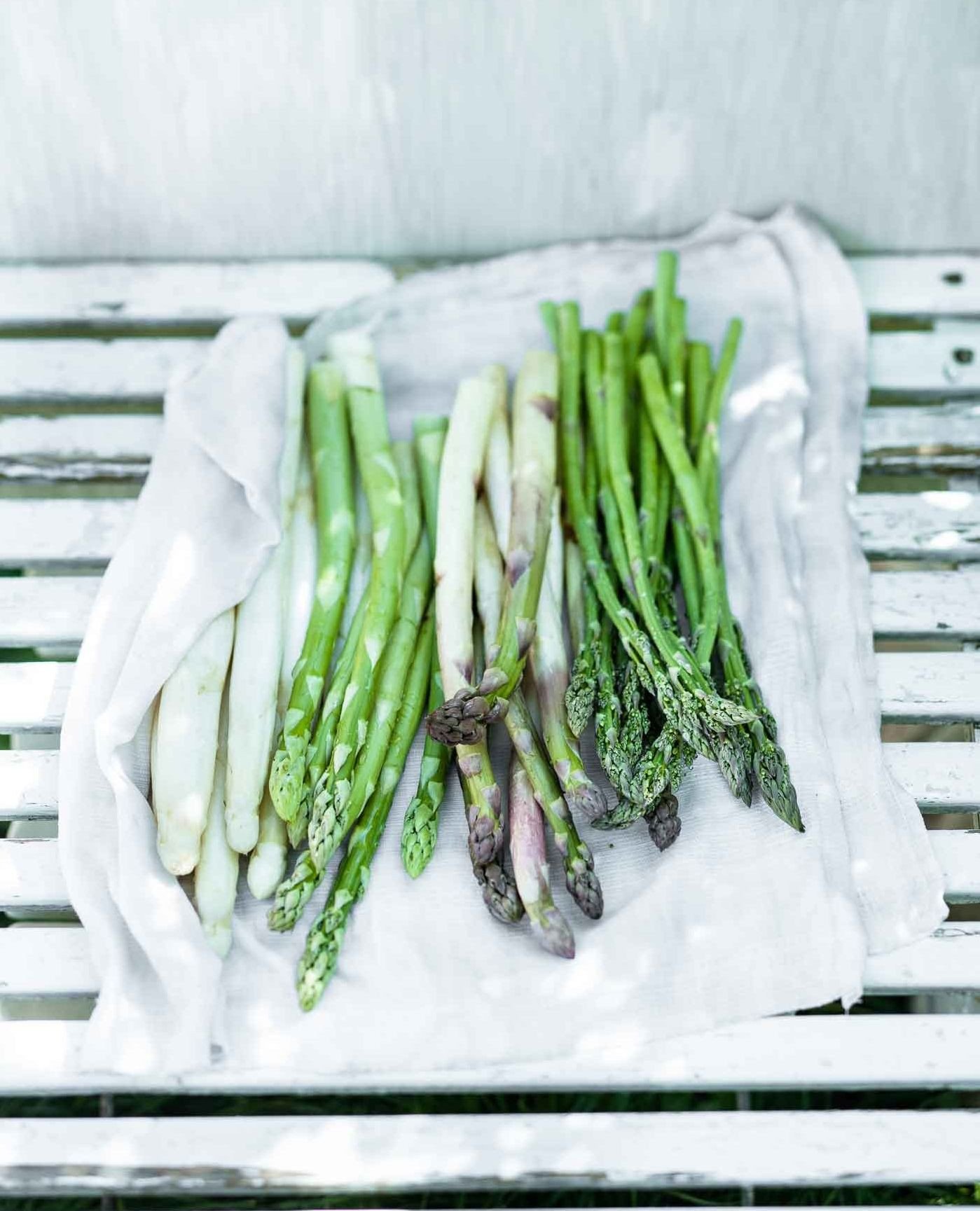 Der eine mag ihn mit ganz viel luftiger Sauce hollandaise, die andere schw&ouml;rt auf beurre noisette, also gebr&auml;unte Butter. Schon deshalb wirst Du bei uns keinen klassisch zubereiteten Spargel finden. Daf&uuml;r aber mal ganz andere Spargelid