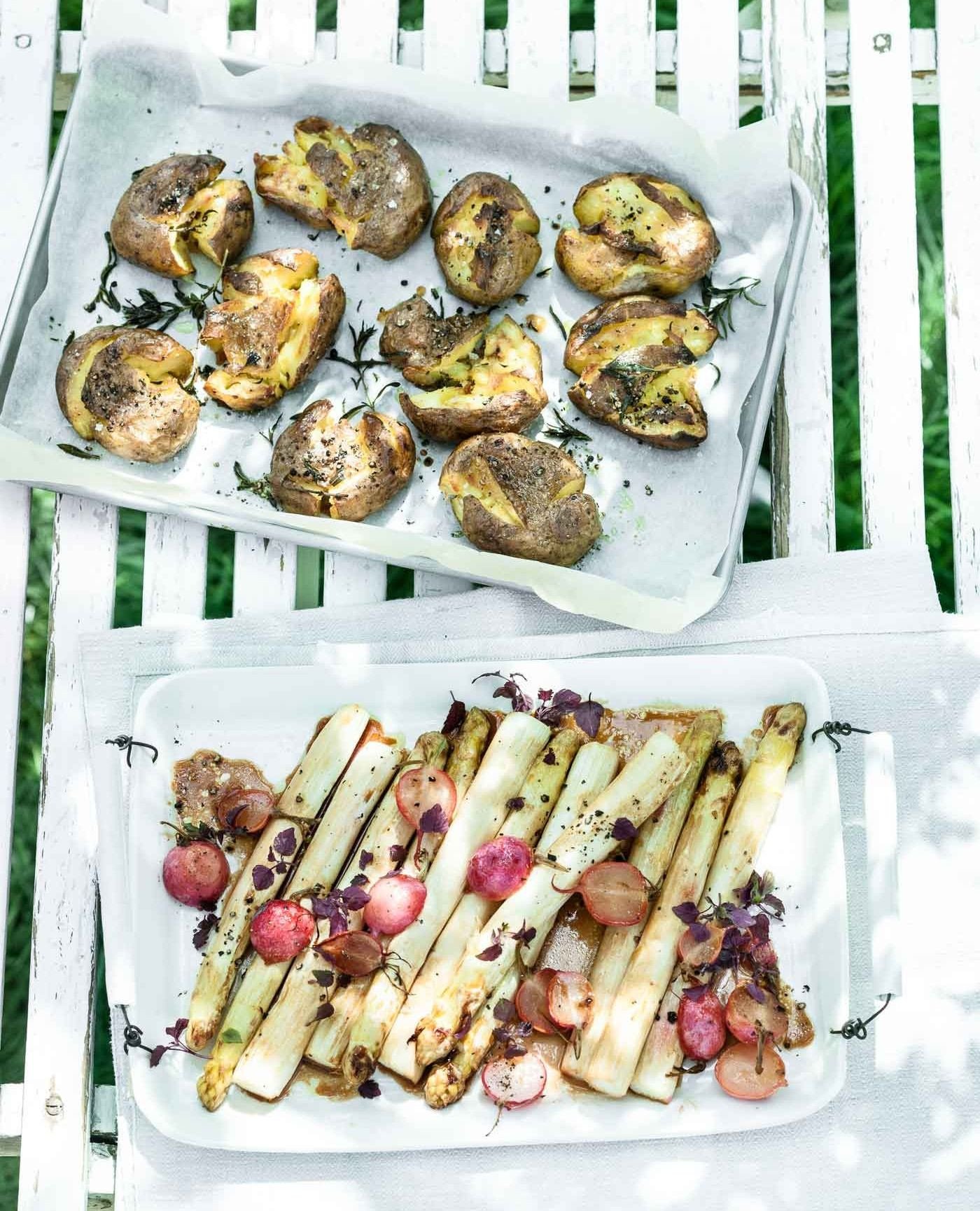.Sieht nach viel Arbeit aus, gart aber fast von allein im Ofen und ist damit auch ein entspanntes, k&ouml;stliches G&auml;steessen: Spargel und Radieschen vom Blech mit Quetschkartoffeln. Du brauchst das Rezept? Das gibt's bei uns auf der Homepage.⁠

