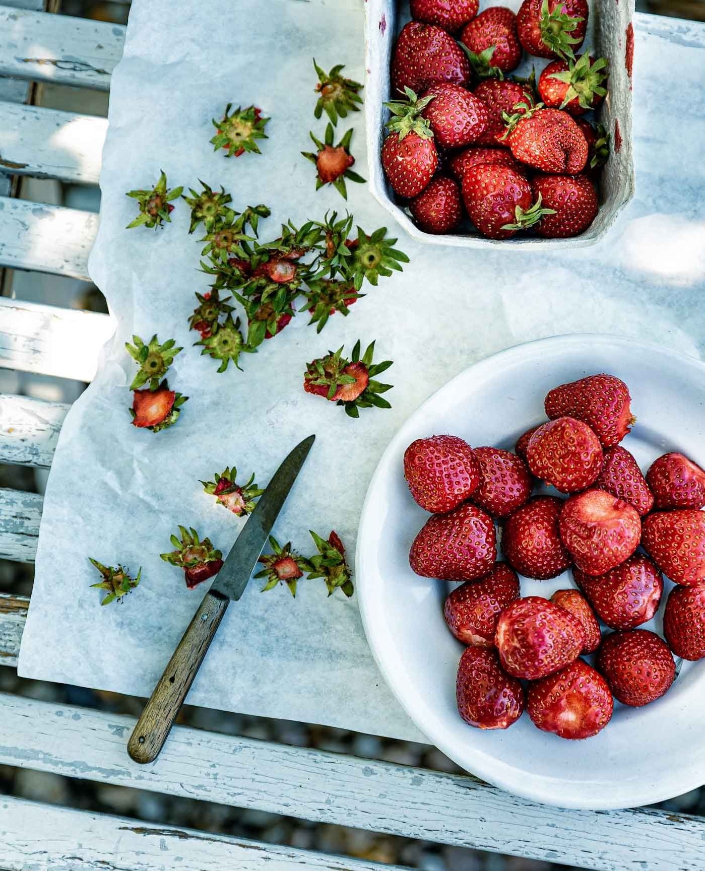 Gerade k&ouml;nnten wir t&auml;glich ein, zwei Sch&auml;lchen der roten Fr&uuml;chtchen essen, so gut schmecken sie. Geht's dir auch so? Wie magst du Erdbeeren am liebsten - pur, mit Milch oder Sahne, gezuckert, im Kuchen? Auch mal herzhaft?⁠
.⁠
.⁠
.