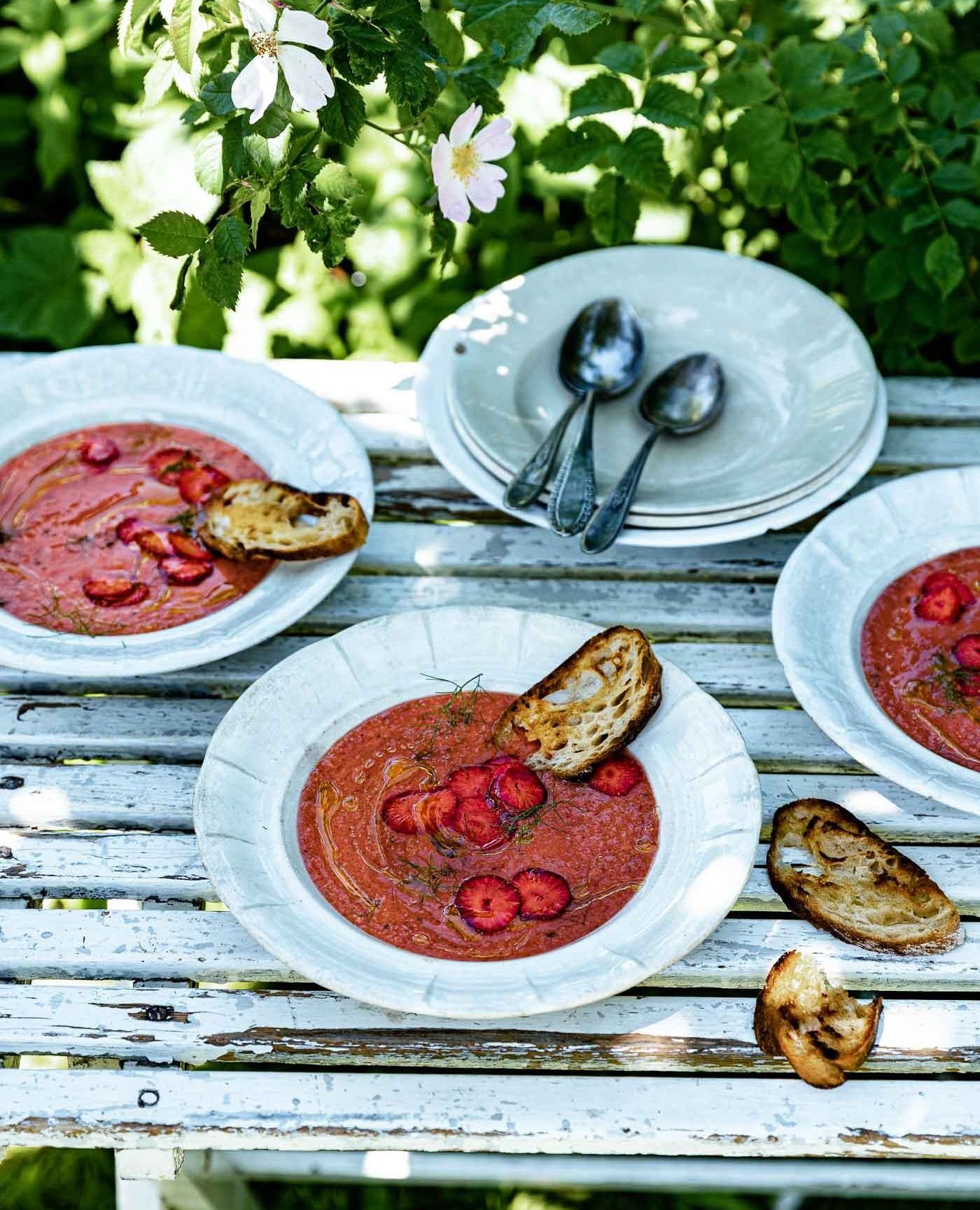 Falls du mal eine Abwechslung zu Erdbeermarmelade, Erdbeerkuchen und Erdbeereis brauchst, dann k&ouml;nnen wir dir diese schnelle, einfache Erdbeer-Tomaten-Gazpacho sehr empfehlen. Wie gut Tomaten und Erdbeeren zusammenpassen, das merkst du sp&auml;t