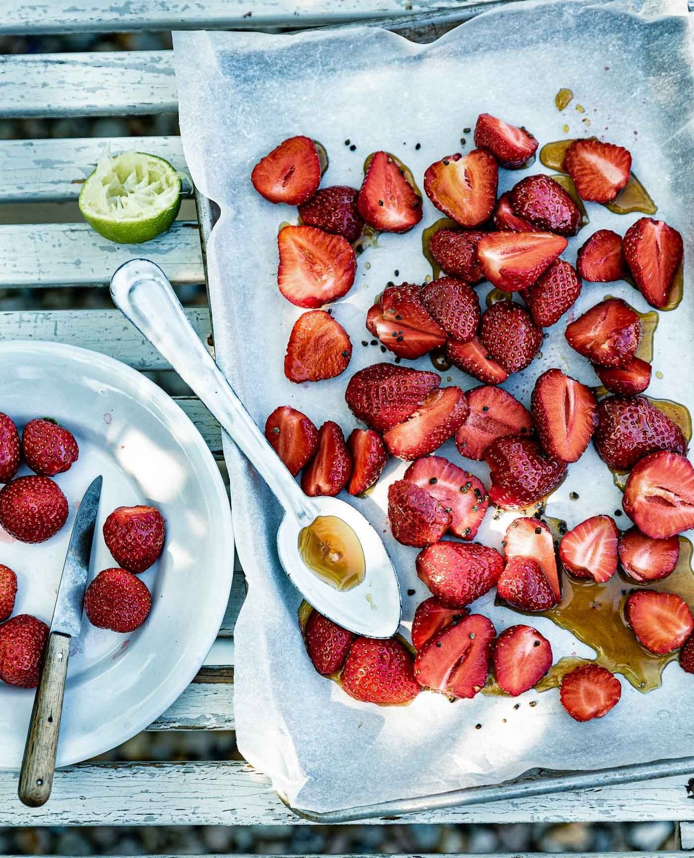 So einfach, so k&ouml;stlich: Erdbeeren aus dem Ofen. Die passen zu Eis oder Joghurt, zu M&uuml;sli oder Brei, du kannst sie mit Keksen und Sahne zum Trifle schichten oder einfach so einen gro&szlig;en L&ouml;ffel davon nehmen. Wie's geht?Steht auf u