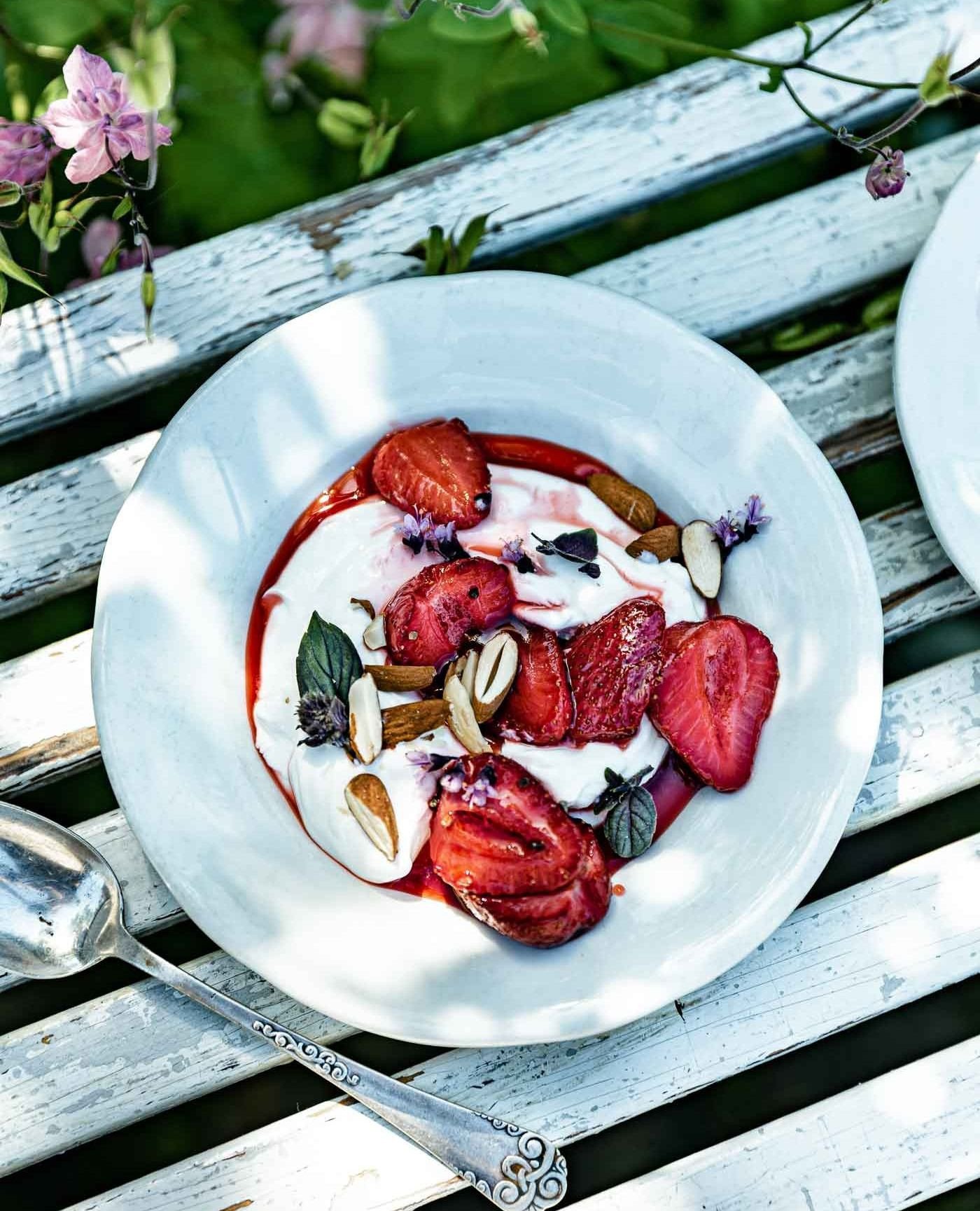 Ofengebackene Erdbeeren mit Joghurt, davon h&auml;tten wir jetzt gerne eine gro&szlig;e Portion. Eine ganz gro&szlig;e, um genau zu sein. Schmeckt einfach zu gut, auch schon zum Fr&uuml;hst&uuml;ck bei der momentanen Hitze. Wie wir das machen? Das ha