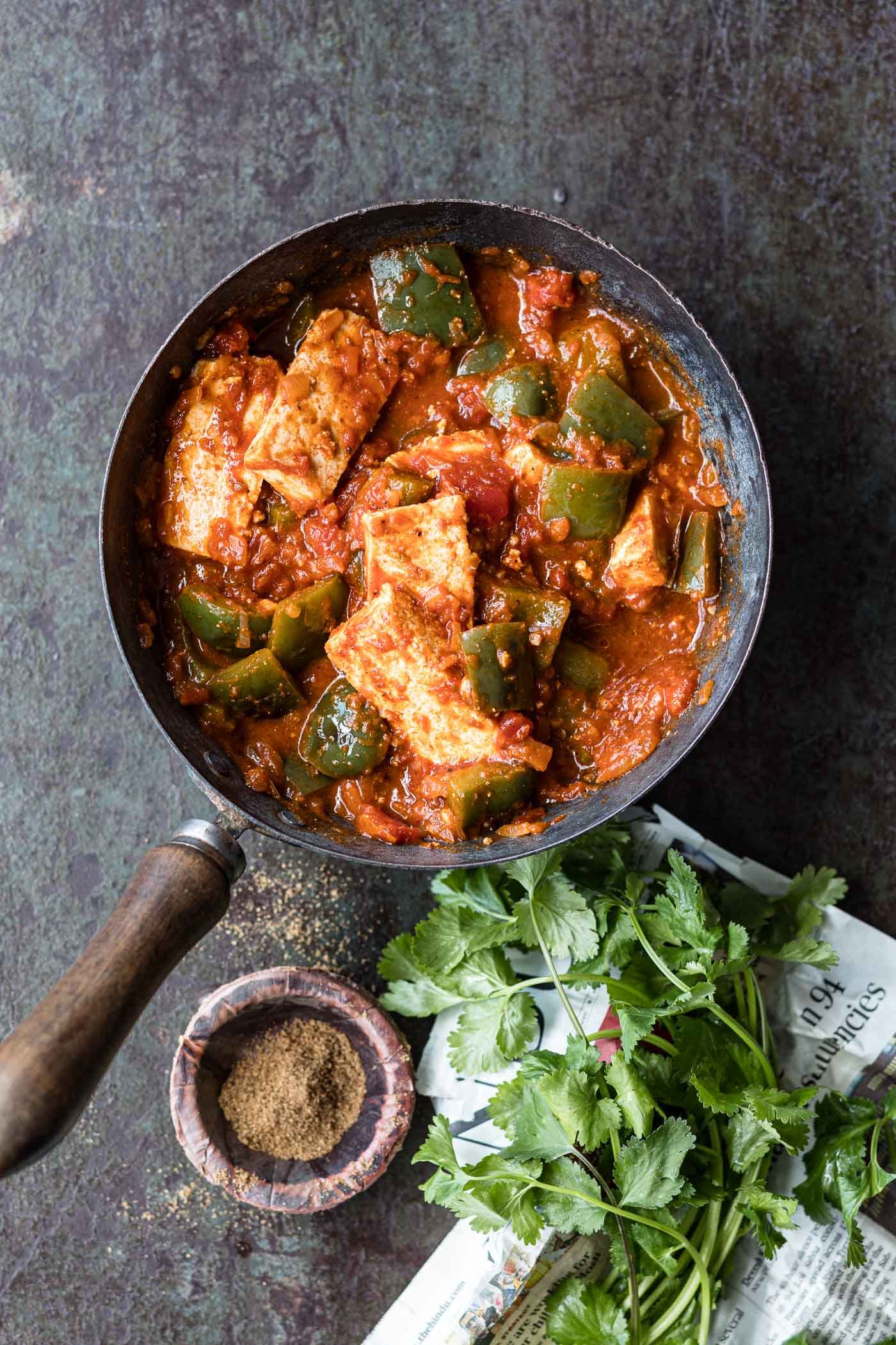 kadai-paneer-deftig-vegetarisch_indien-rezept-veggielicious-food-fotografie_001-dt-hoch.jpg