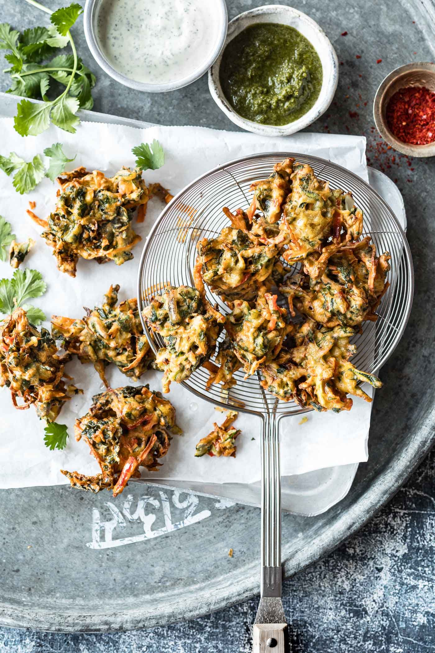 gemuese-pakoras-deftig-vegeterisch_indien-rezept-veggielicious-food-fotografie_001-dt-hoch.jpg