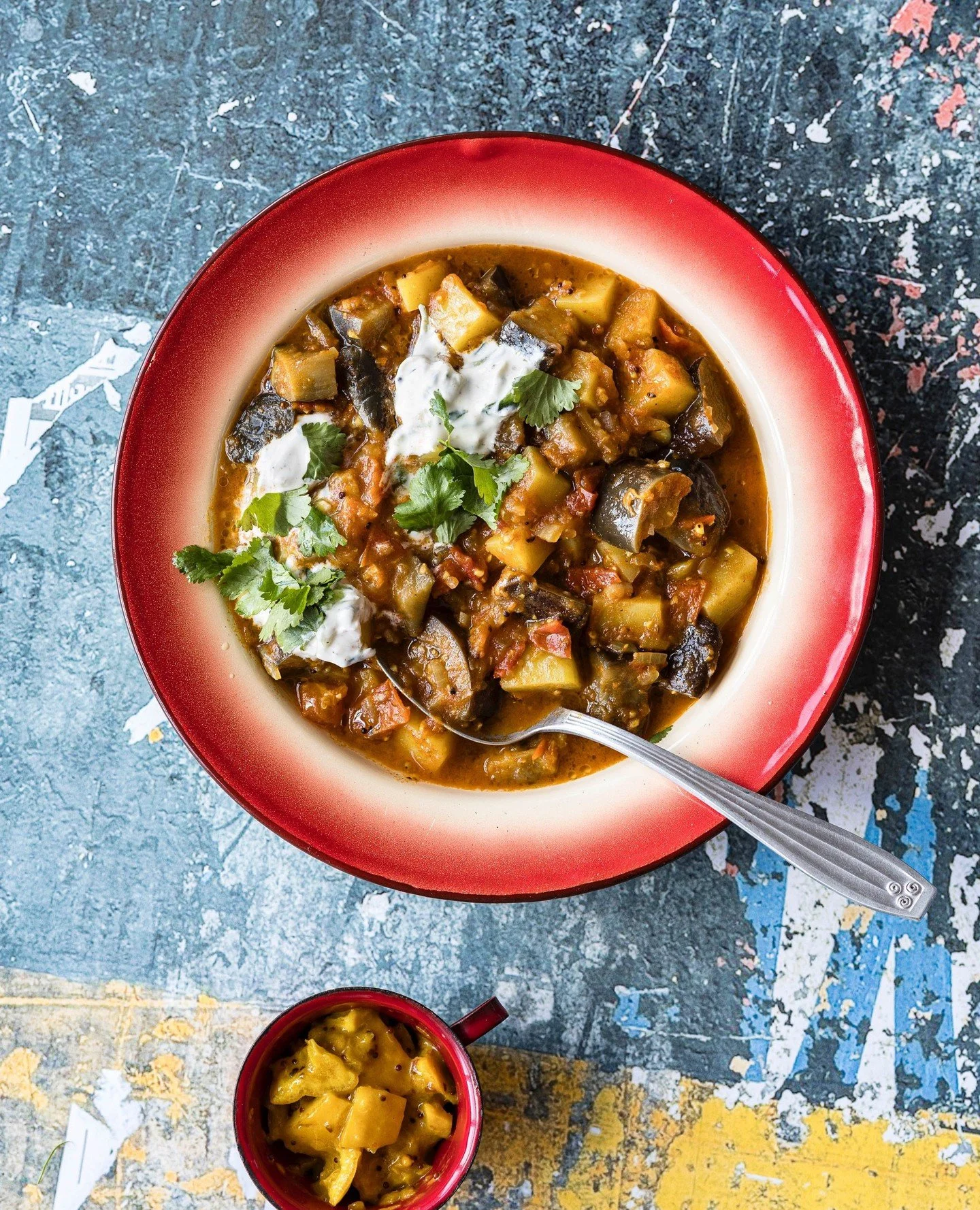 Aloo (Kartoffeln) und baingan (Auberginen) geben dem saftigen Curry ihre Namen, zu den Hauptzutaten kommen &ndash; ganz, wie es sich f&uuml;r ein indisches Gericht geh&ouml;rt &ndash; ein paar weitere Zutaten sowie eine (&uuml;berschaubare) Anzahl an