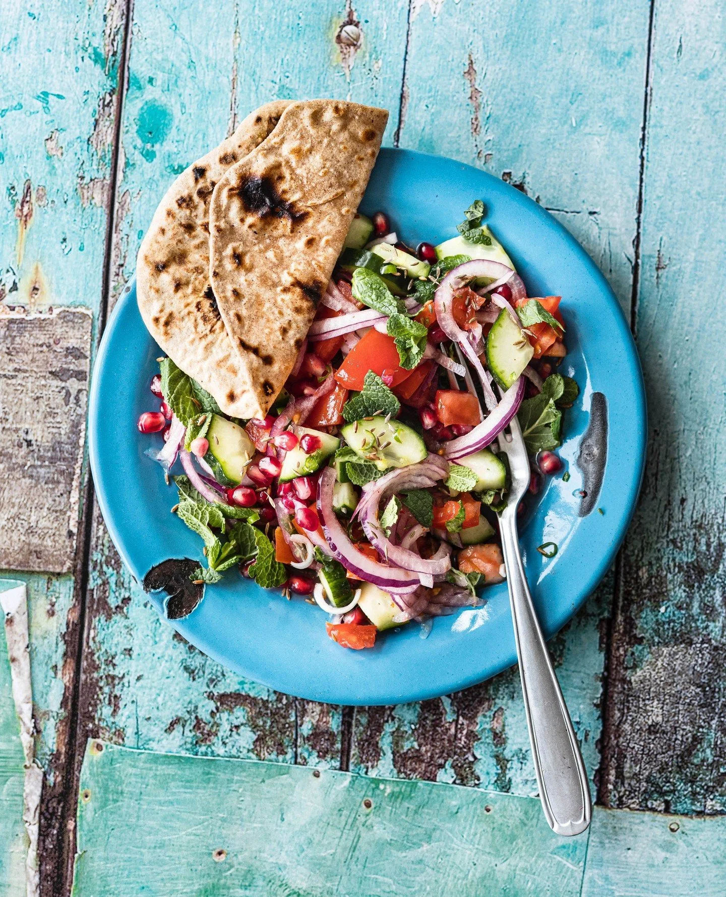 Kachumber, so hei&szlig;t die frische, knackige Mischung aus Zwiebel, Tomate und Gurke in Indien - passt zu (fast) allem, du kannst den ganz einfachen Salat gut vorbereiten und je nach Geschmack mehr oder weniger scharf w&uuml;rzen. Das Rezept und &u