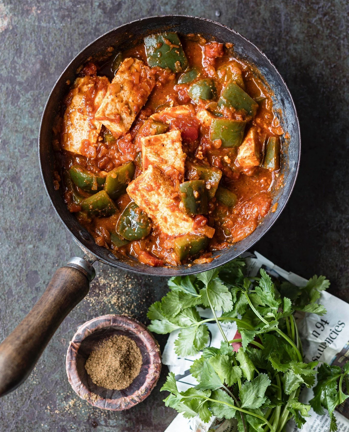 Und noch ein Rezept aus unserem neuen Buch Deftig Vegetarisch INDIEN: Kadai Paneer - das z&auml;hlt zu den beliebtesten Gerichten in Nordindien, vor allem im an Pakistan und Kaschmir grenzenden Punjab darf es auf keiner Speisekarte fehlen. Paneer und
